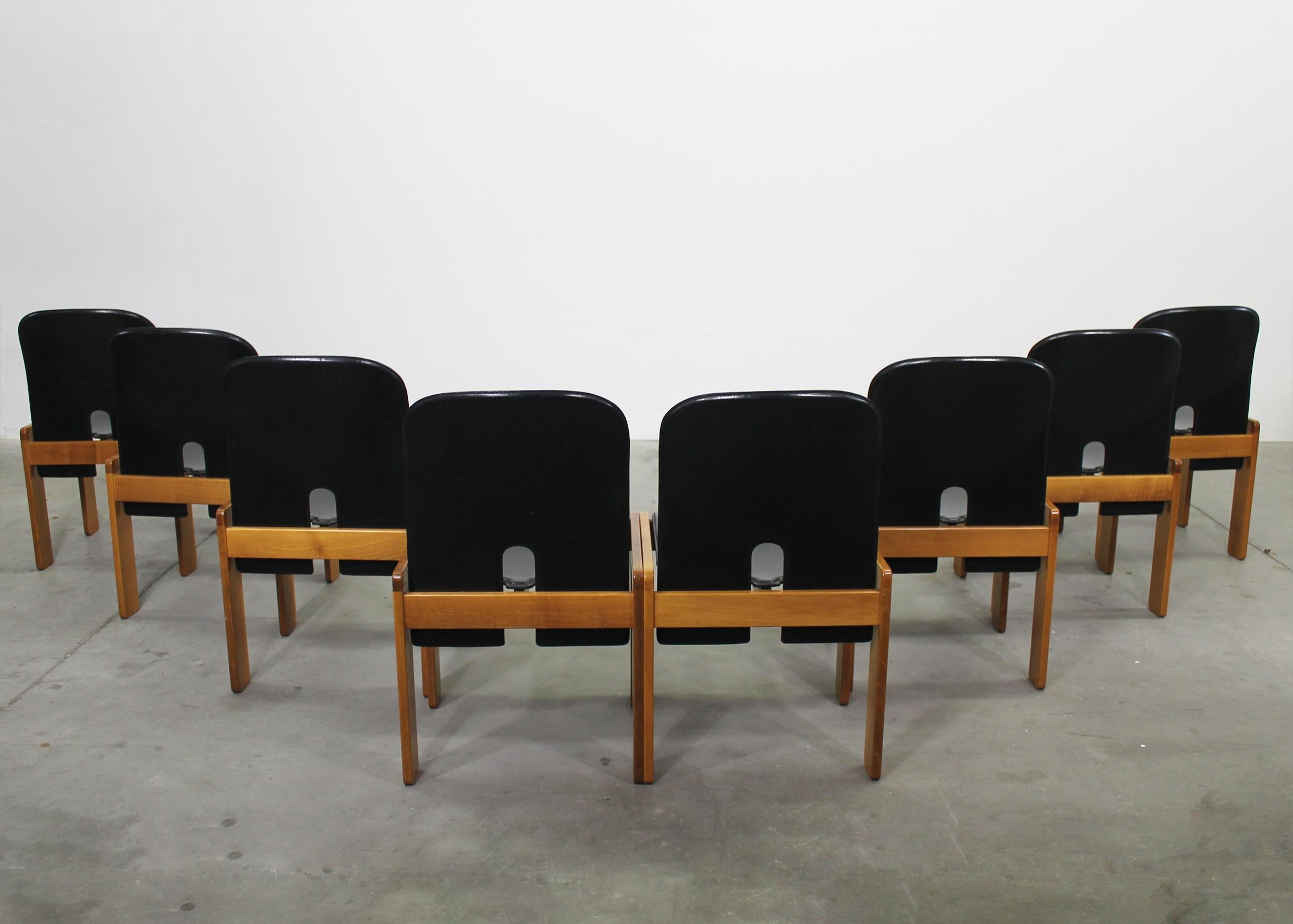 Pelle Tobia & Tobia Scarpa Set di otto sedie 121 in pelle nera di Cassina 1970ca. in vendita