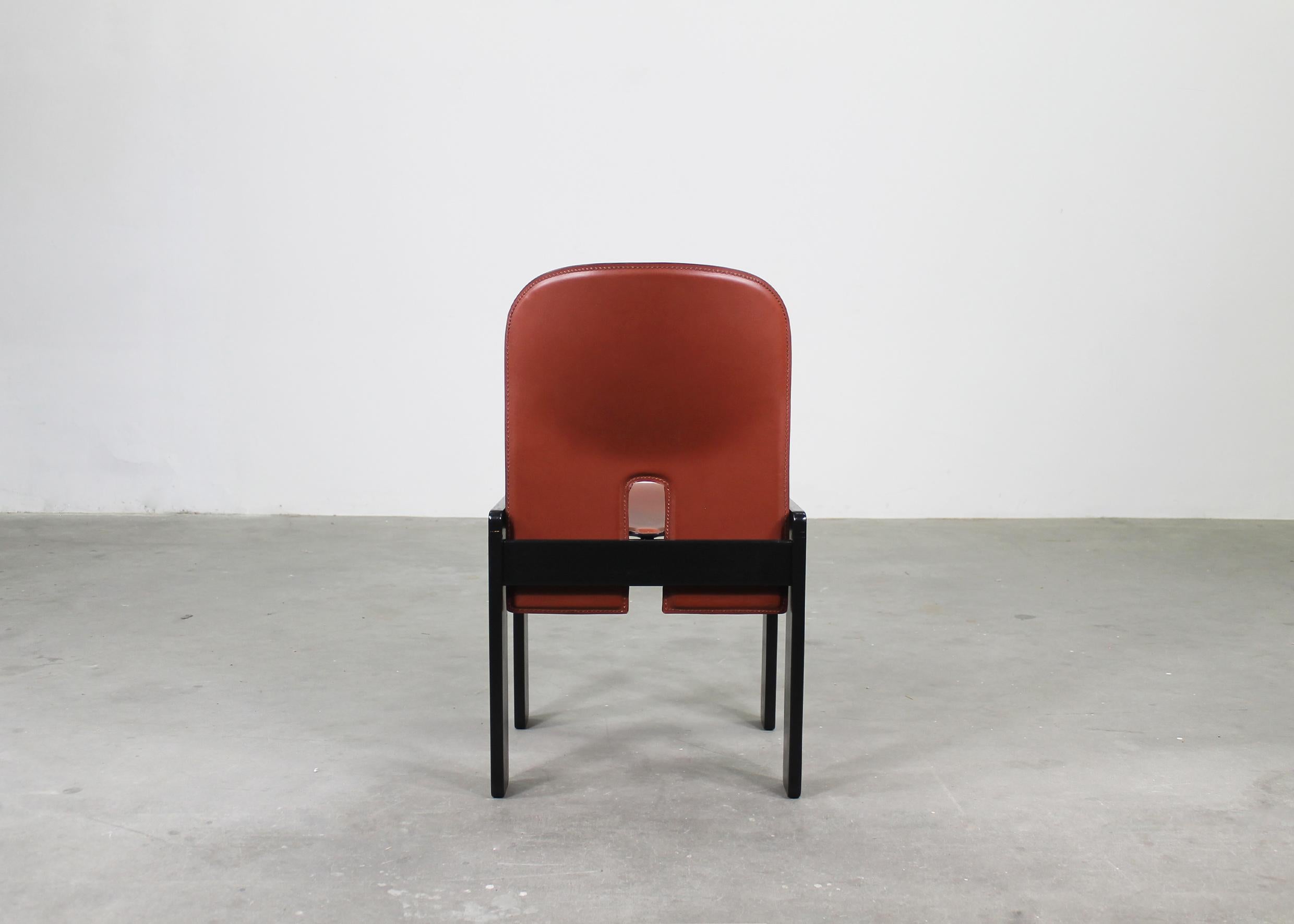 Tobia & Afra Scarpa ensemble de huit 121 chaises en bois et en cuir de Cassina 1970 en vente 4