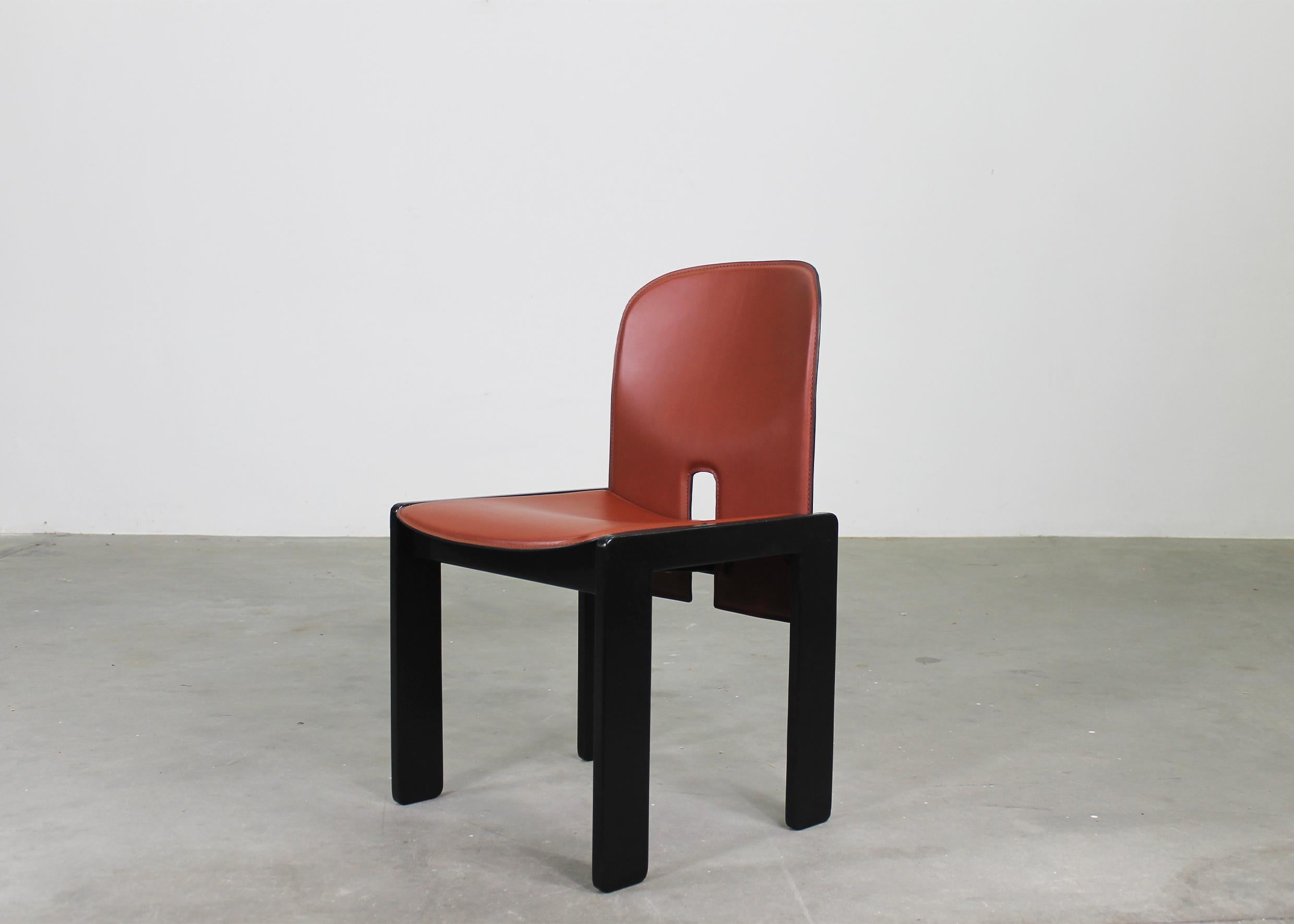 Tobia & Afra Scarpa ensemble de huit 121 chaises en bois et en cuir de Cassina 1970 en vente 2