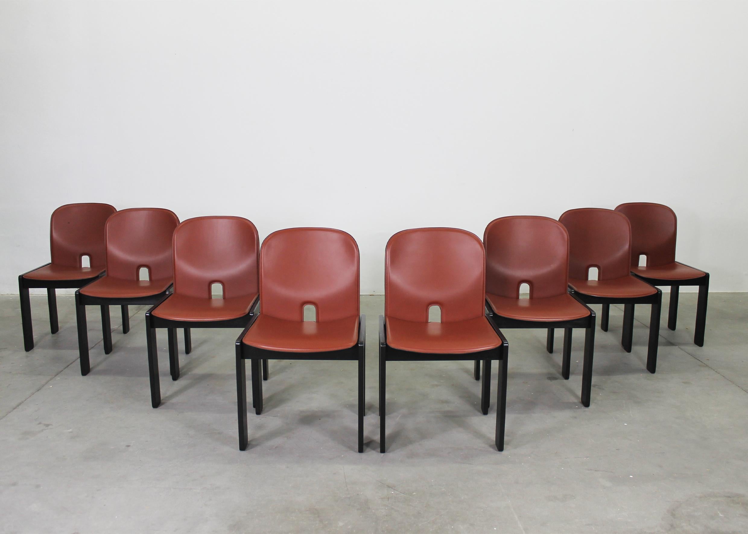 italien Tobia & Afra Scarpa ensemble de huit 121 chaises en bois et en cuir de Cassina 1970 en vente