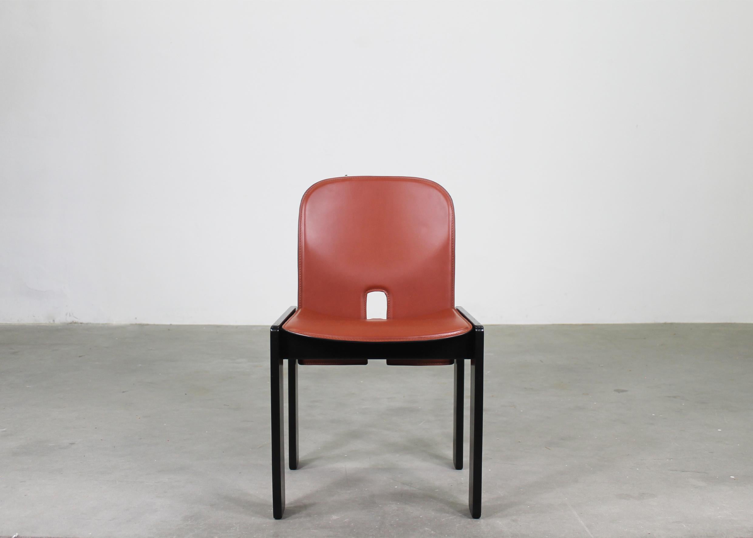 Tobia & Afra Scarpa ensemble de huit 121 chaises en bois et en cuir de Cassina 1970 en vente 1