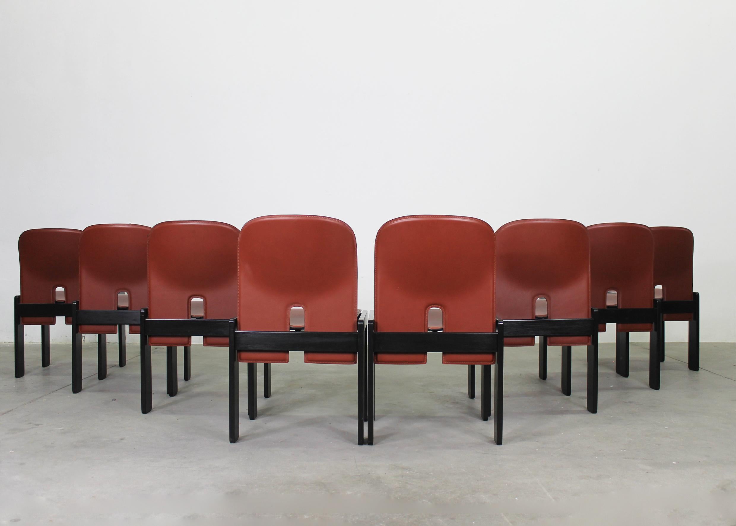 Laqué Tobia & Afra Scarpa ensemble de huit 121 chaises en bois et en cuir de Cassina 1970 en vente