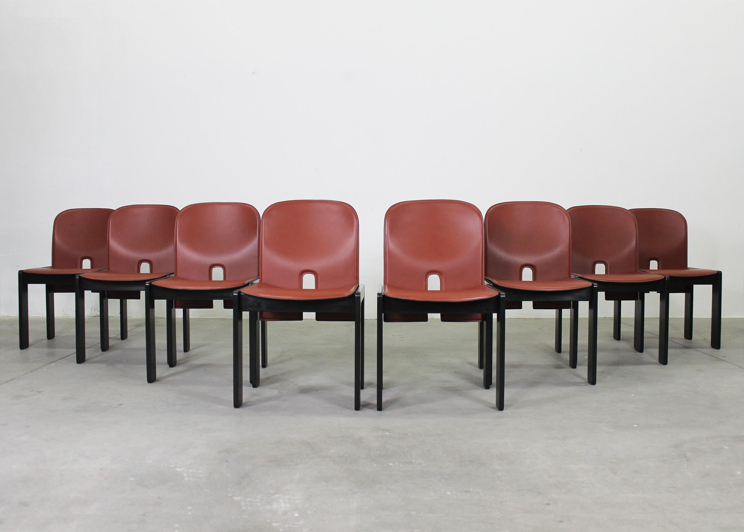 Ensemble de huit chaises 121 avec structure en bois laqué noir, assise et dossier en cuir rouge bulgare conçues par Tobia et Afra Scarpa en 1965 et fabriquées par Cassina dans les années 1970.

Certaines chaises de l'ensemble présentent l'étiquette