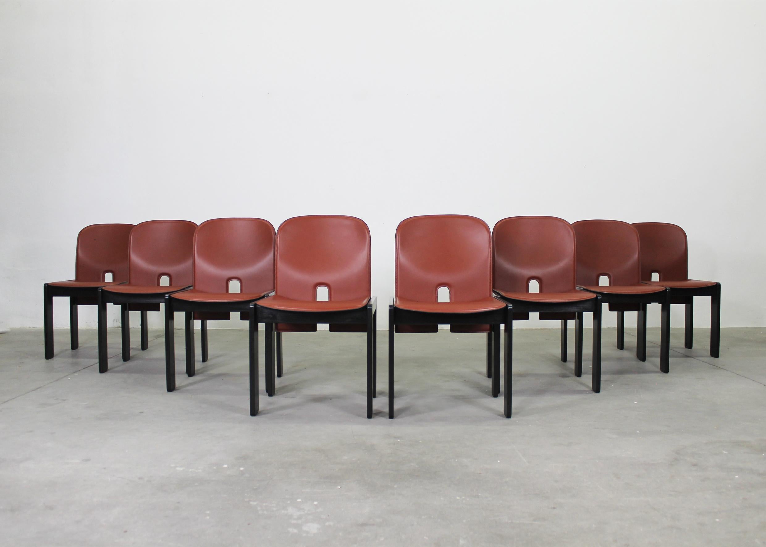 Mid-Century Modern Tobia & Afra Scarpa ensemble de huit 121 chaises en bois et en cuir de Cassina 1970 en vente