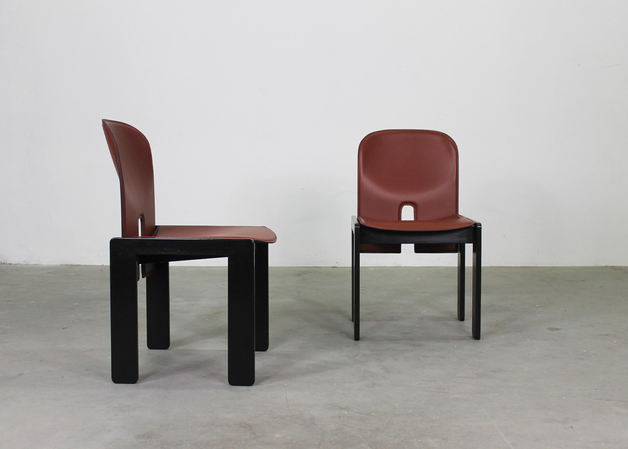 Milieu du XXe siècle Tobia & Afra Scarpa ensemble de huit 121 chaises en bois et en cuir de Cassina 1970 en vente