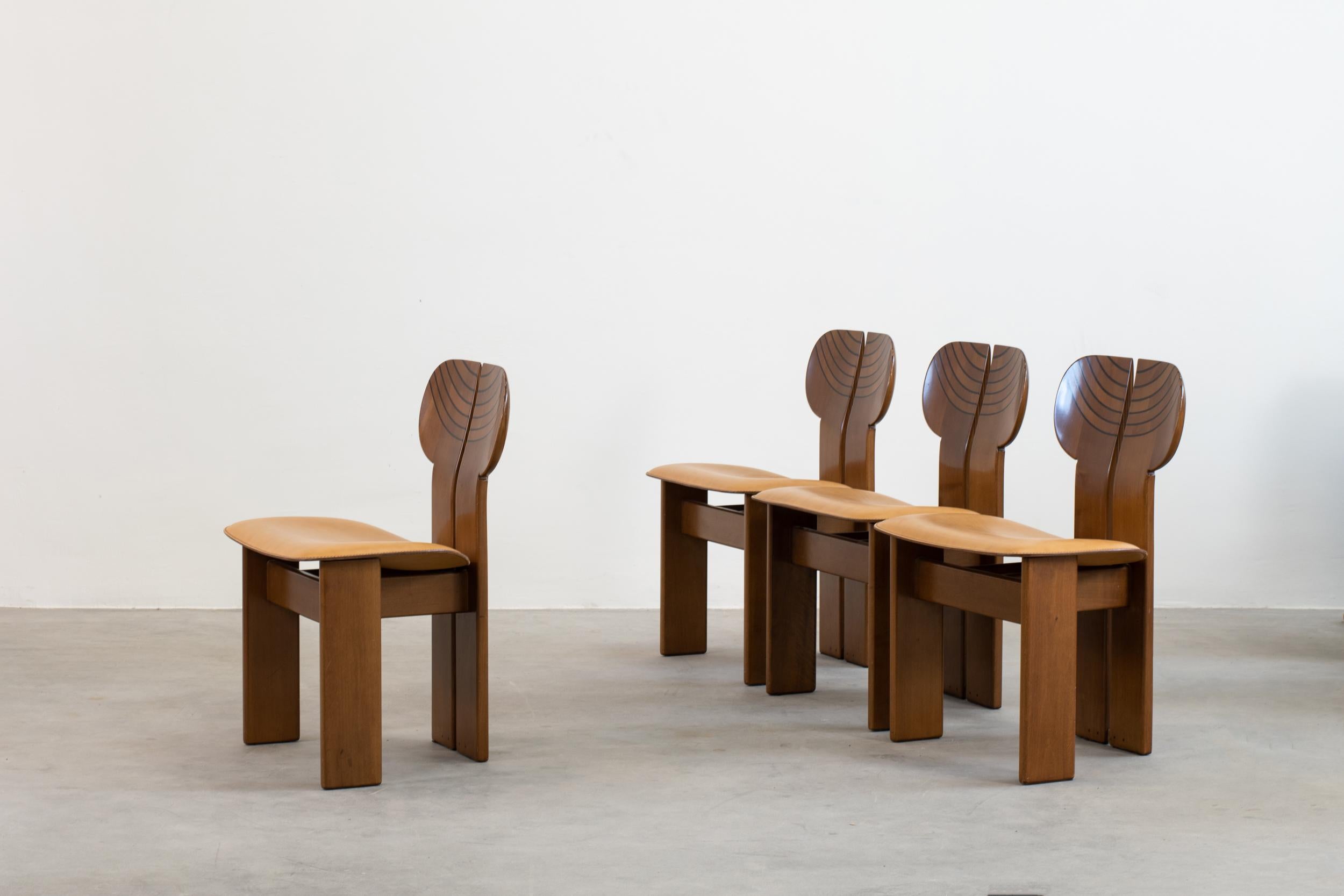 Tobia & Afra Scarpa Set of Four Africa Chairs Artona Series by Maxalto, 1970s In Good Condition In Montecatini Terme, IT