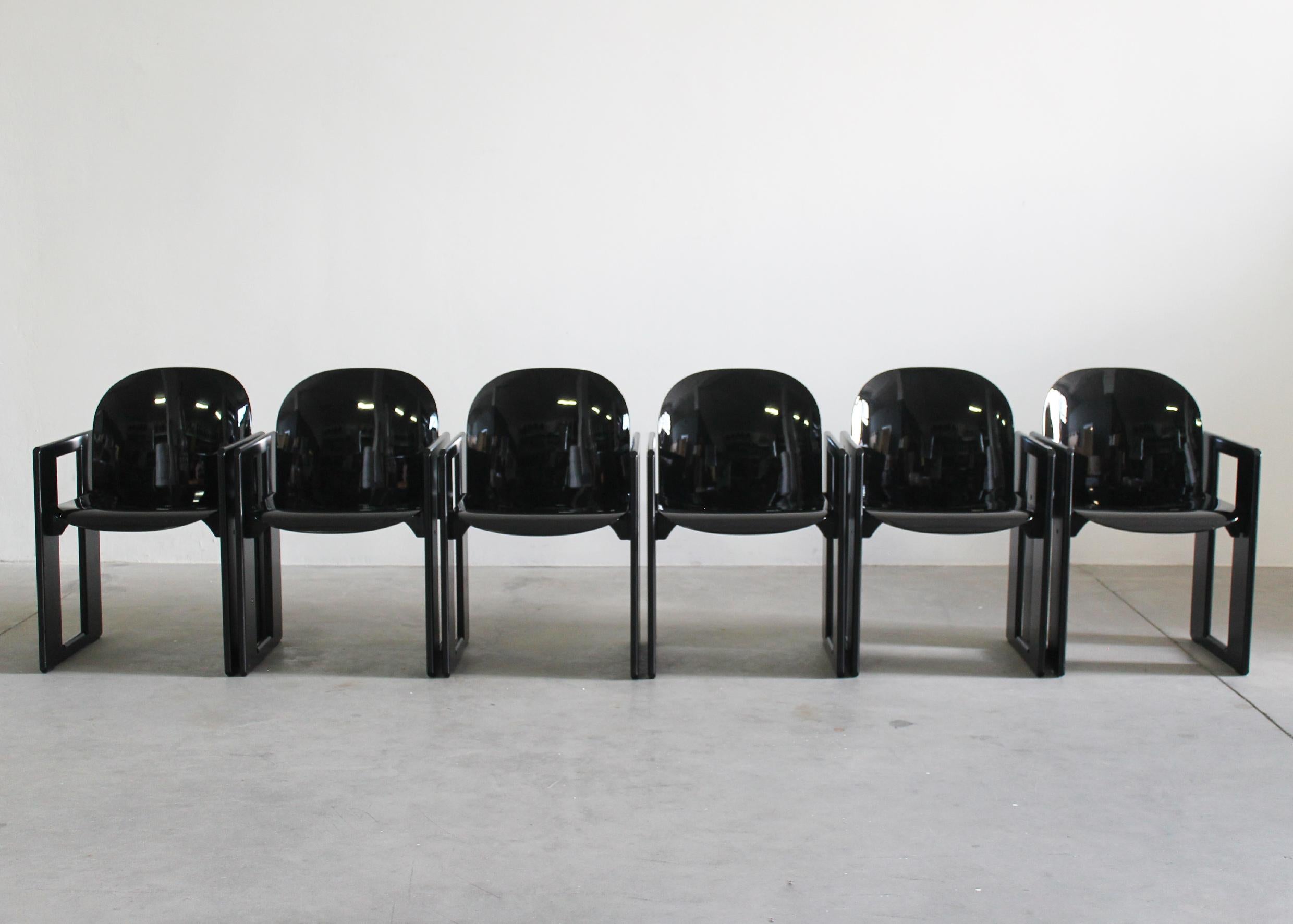 Altro Tobia & Tobia Scarpa Set di sei sedie da pranzo Dialogo nere di B&B 1973 in vendita