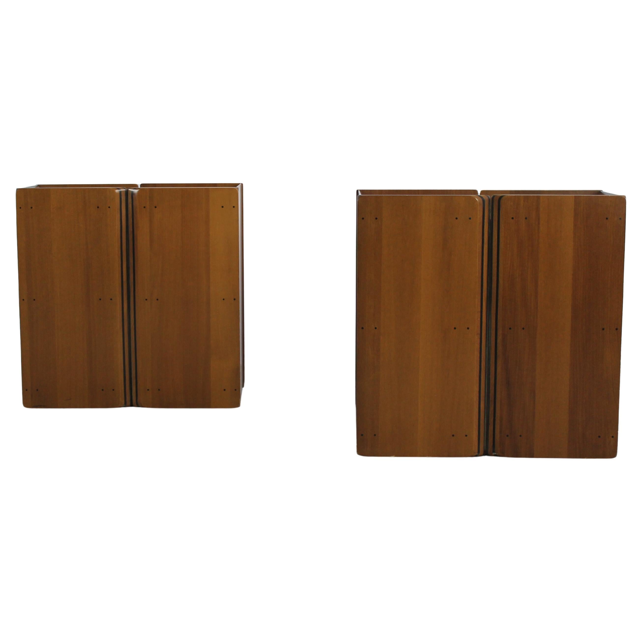 Tobia 
Tobia Scarpa Set di due comodini in noce di Maxalto anni 
70 Italia in vendita