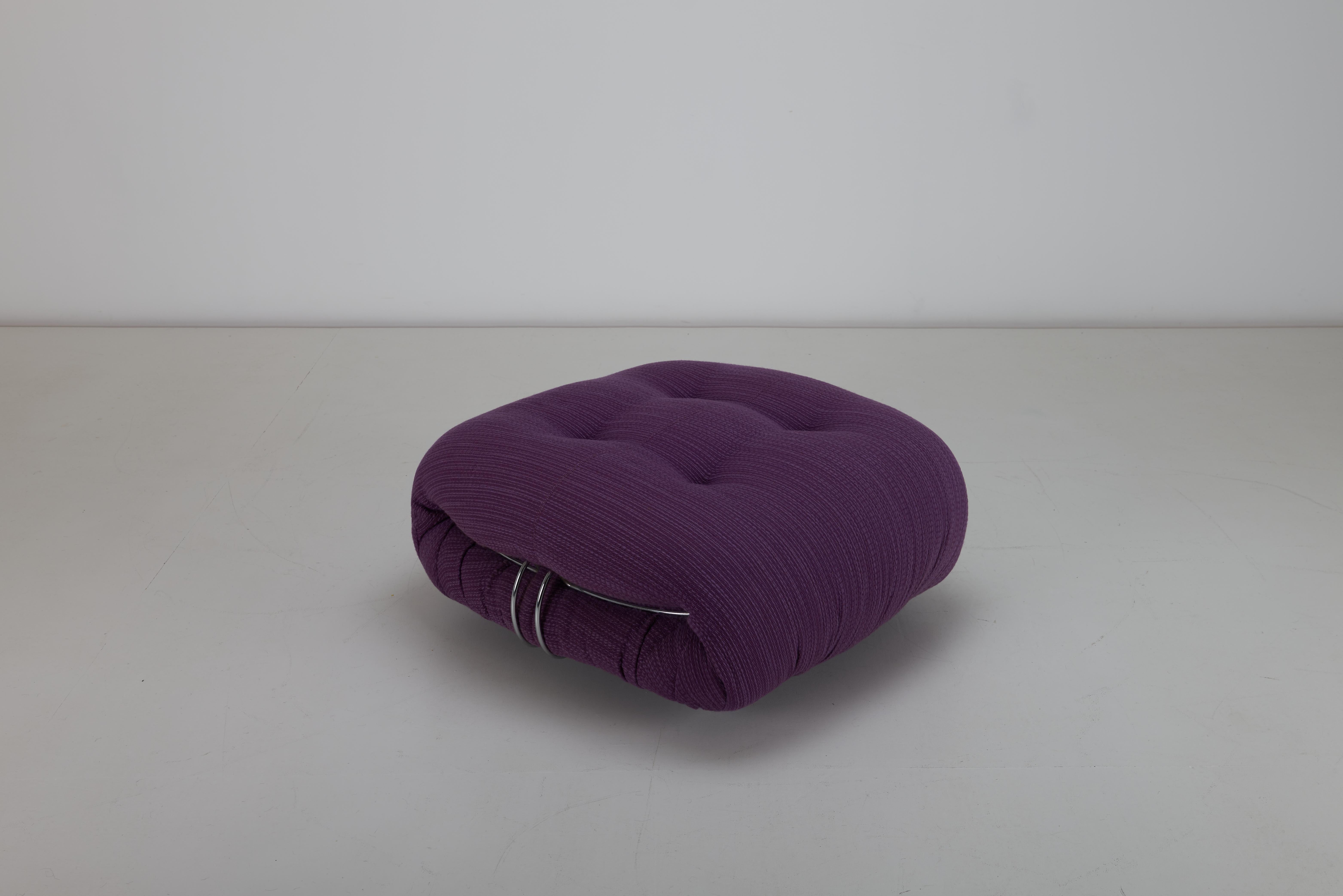 Este exquisito reposapiés de la gama Soriana, diseñado en 1969 por los renombrados diseñadores italianos Tobia y Afra Scarpa para Cassina, es un asombroso ejemplo del diseño moderno de mediados de siglo, que hace hincapié en la comodidad, la forma y
