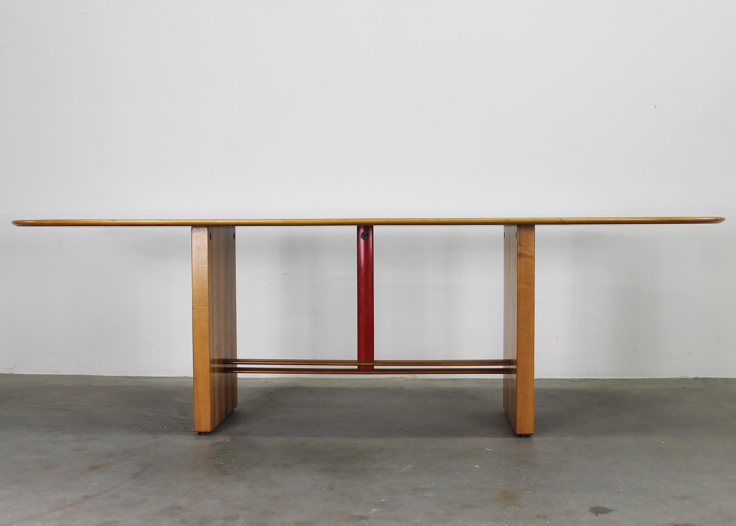 Table Torcello en bois de noyer conçue en 1964 par Tobia et Afra Scarpa, produite par Stildomus dans les années 70

Littérature : G. Gramigna, Repertorio del design italiano 1950-2000 per l'arredamento domestico, Allemandi, Torino 2003, p.
