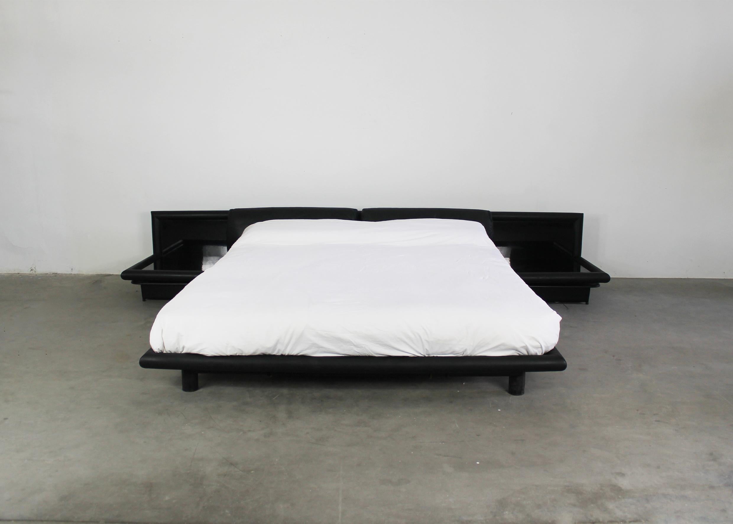 Tobia and Afra Scarpa Morna bed with nightstand in wood, black padded leather and plexiglass. 

Produced by Molteni, 1972ca. Italy. 

Mattress size: 200 x 180 cm (max.)

Mattress not available. 

In 1972 the partnership between Molteni&C and Tobia