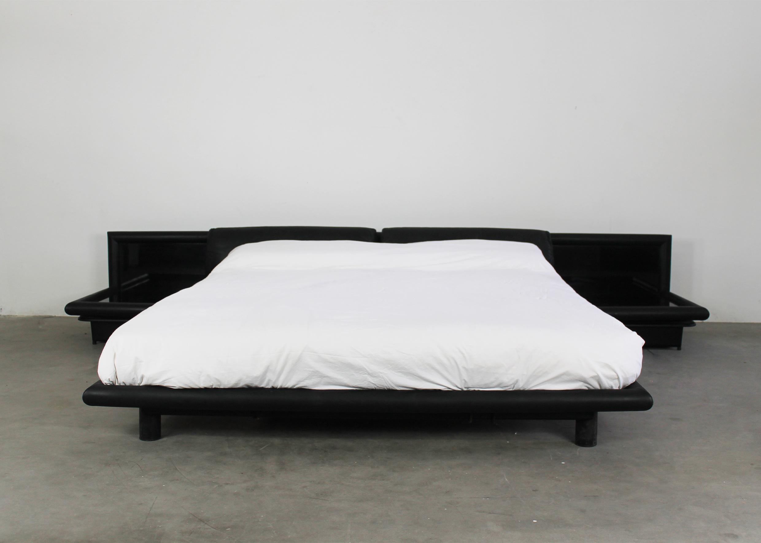 Tobia und Afra Scarpa Morna Bett mit Nachttischen von Molteni, 1972 (Moderne der Mitte des Jahrhunderts) im Angebot