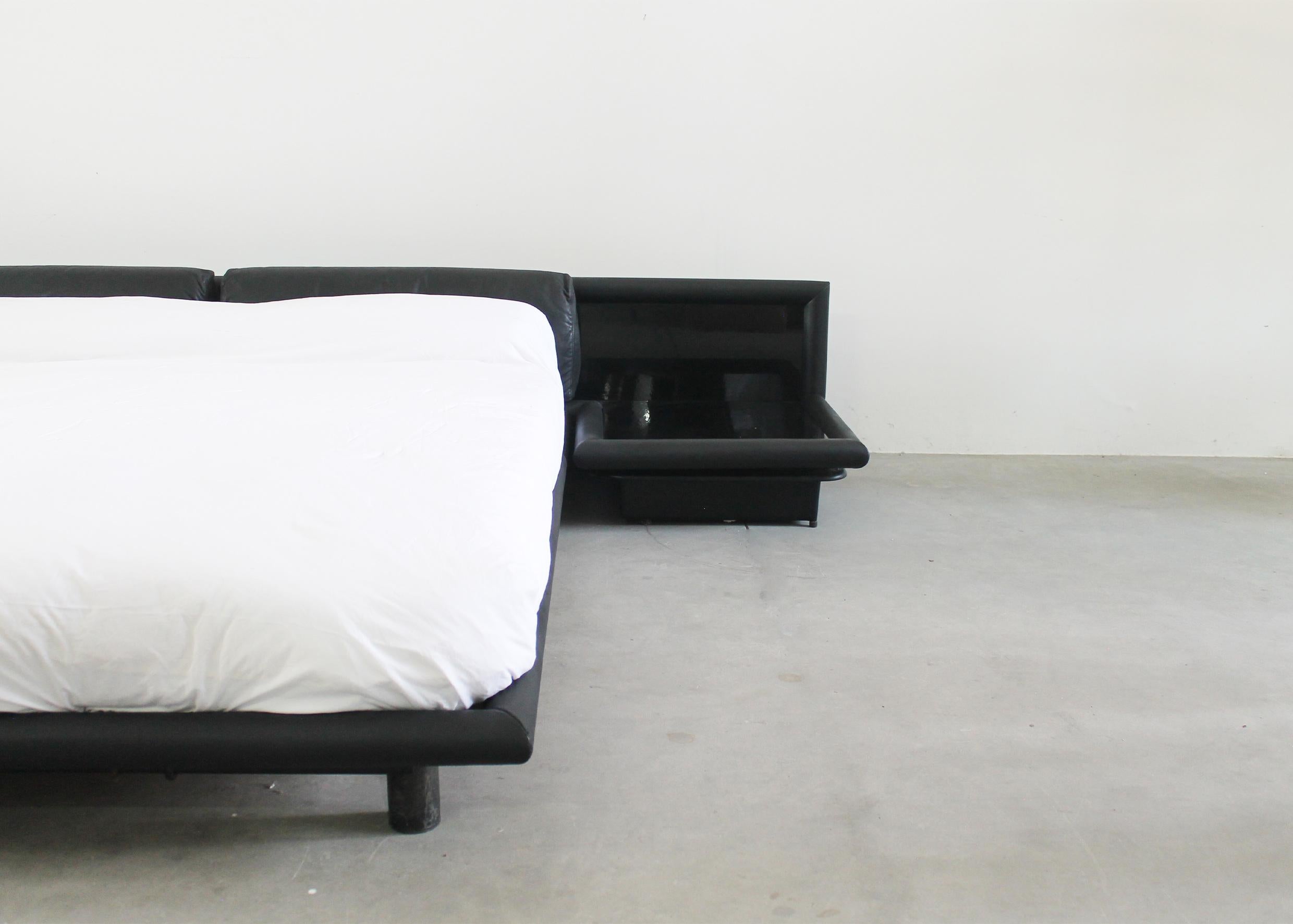 Tobia und Afra Scarpa Morna Bett mit Nachttischen von Molteni, 1972 (Ende des 20. Jahrhunderts) im Angebot