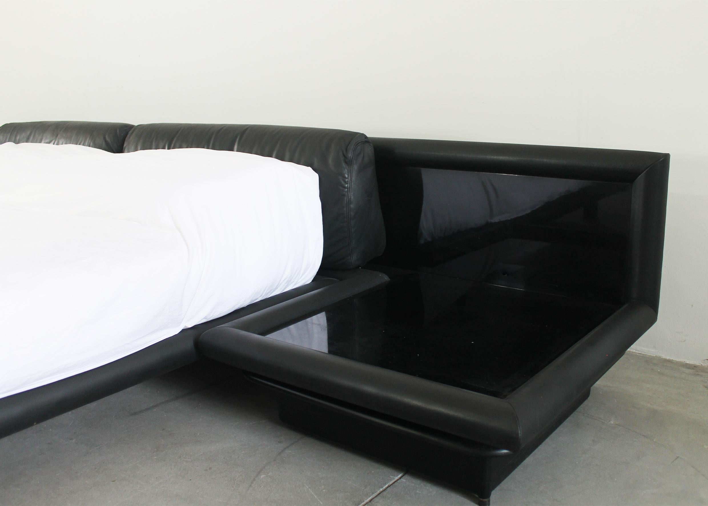 Tobia und Afra Scarpa Morna Bett mit Nachttischen von Molteni, 1972 (Stahl) im Angebot