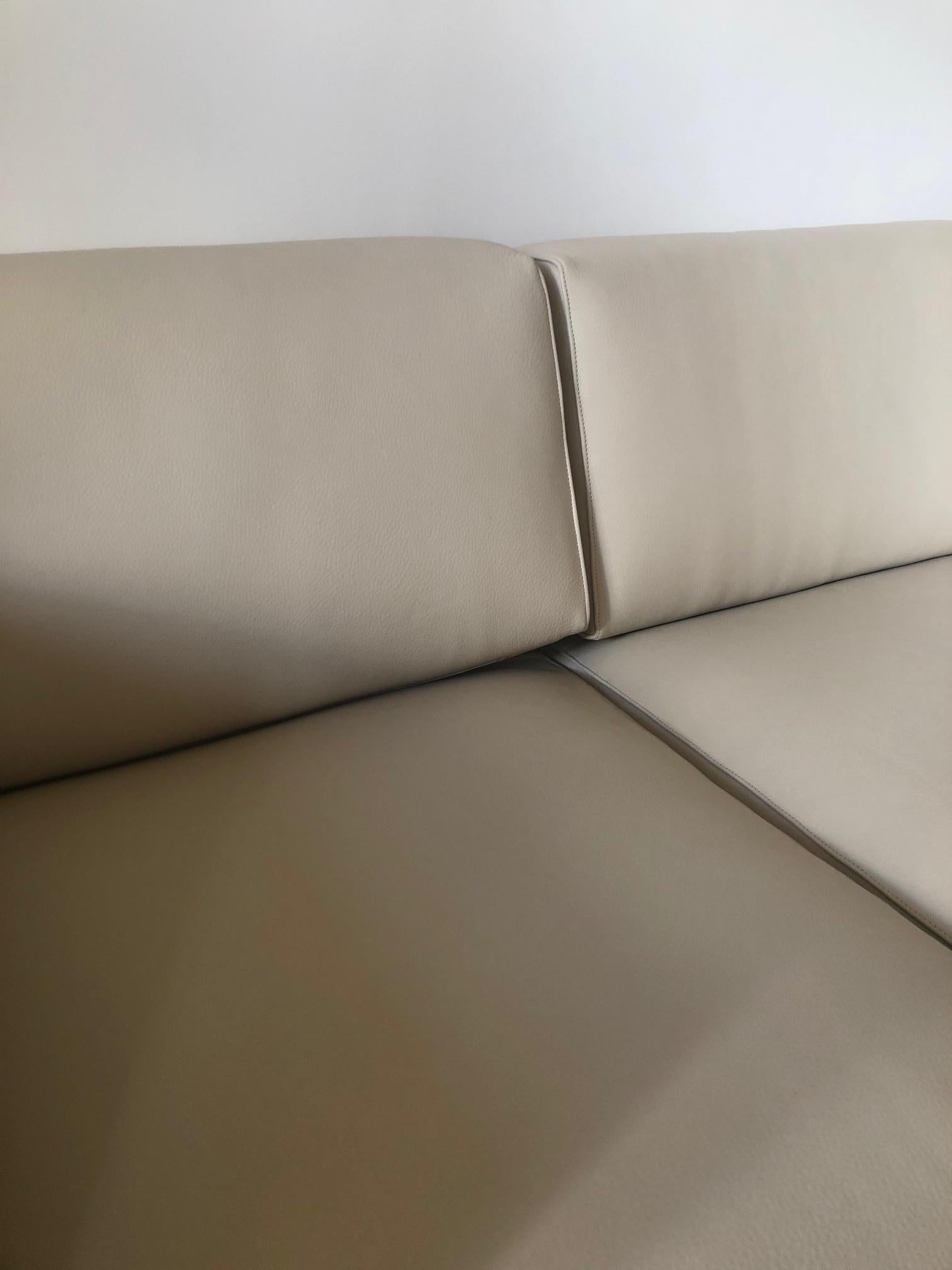 Afra et Tobia Scarpa
Canapé Bastiano (créé en 1962)
Édition Knoll
1975
Cuir couleur crème restauré et bois massif d'époque original 
En parfait état ! 

153 x 80 x 65 cm
