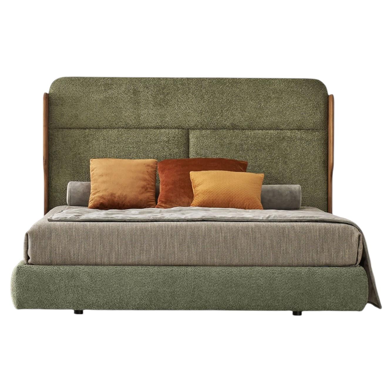 Cama Tobia Olive Bouclé con estructura de nogal Canaletto en venta