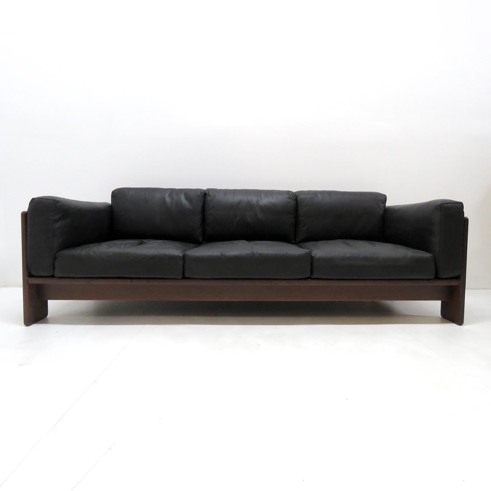Wonderful large-scale 3-seat sofa 'Bastiano' in Brazilian rosewood (Rio Palisander) and black leather by Tobia Scarpa for Gavina - Italy, 1962, marked.
