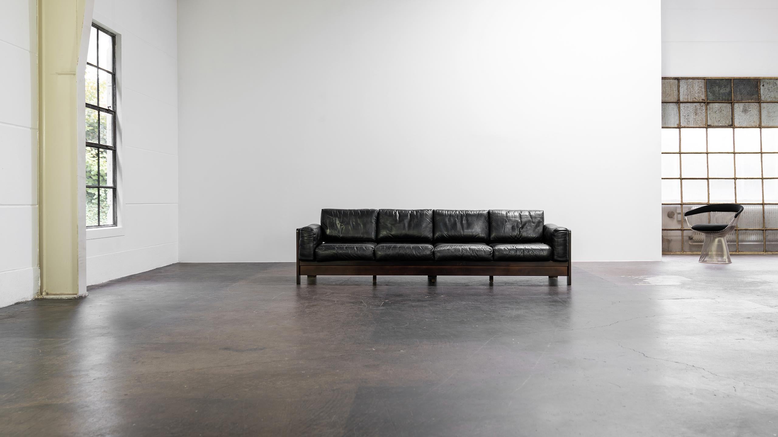 Tobia Scarpa for Knoll International - extralarge 4 seater Bastiano Sofa.
Leather and walnut, made in Italy - manufactured between 1969-1970.

Beautiful and very rare 4-seat Bastiano sofa made with a walnut frame and black leather cushions.
The sofa