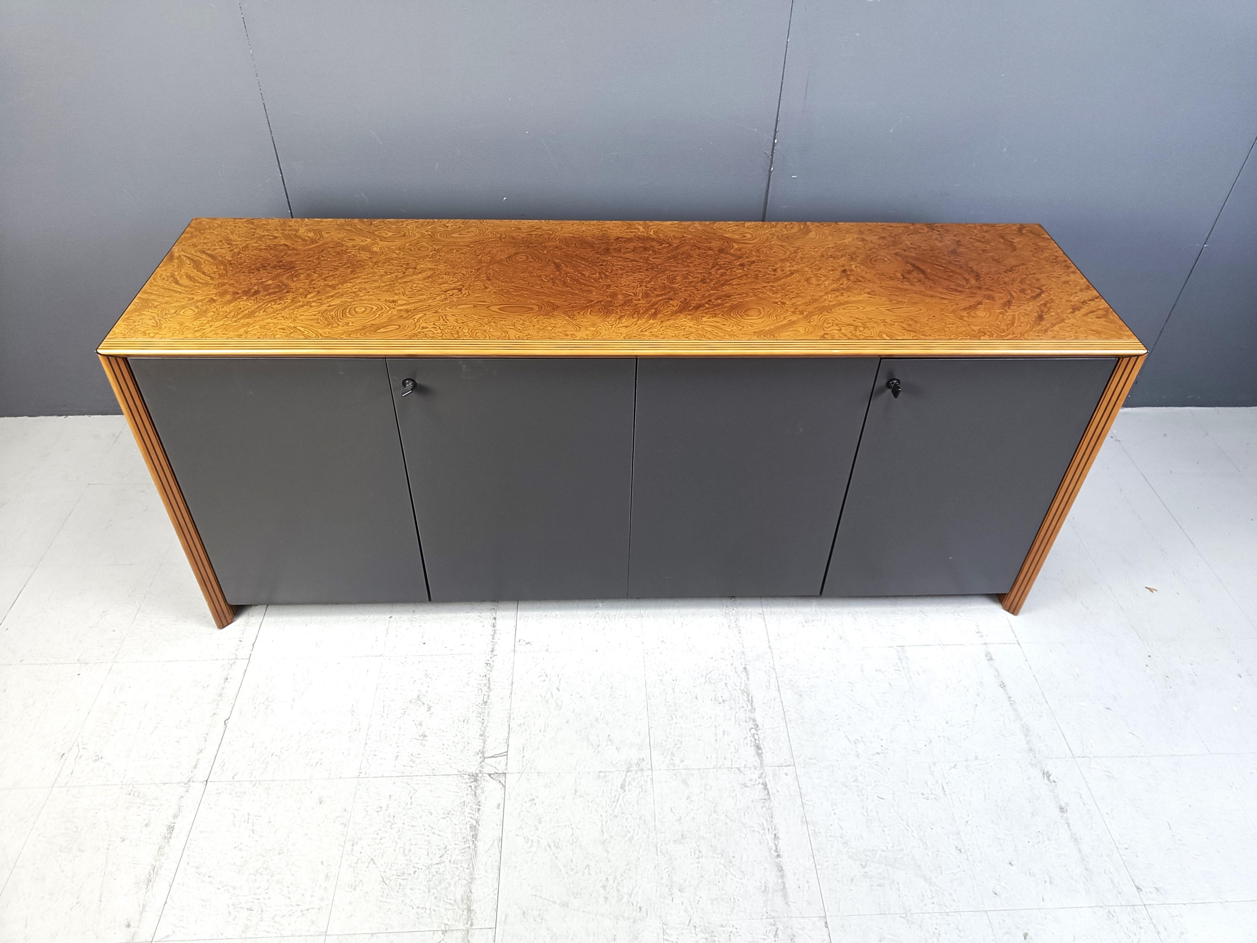 Elegant vintage sideboard designed by tobia Scarpa for Maxalto. This sideboard is part of the Artona series.

Gorgeous burl wood panels, with the cool and typical scarpa lining at the front. Grey wooden doors.

Good overall condition

1970s -