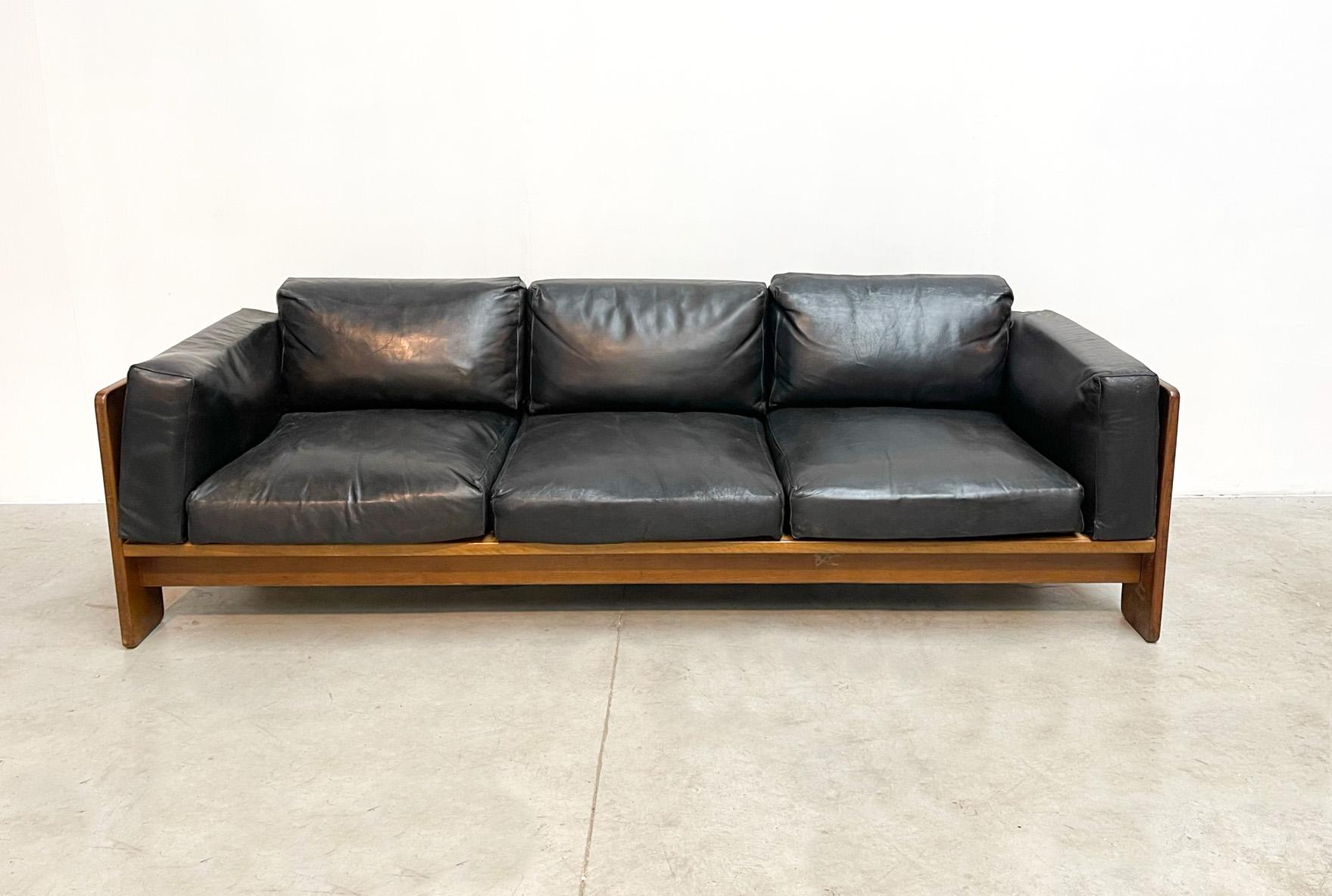 Very nice original three seater by one of the most famous designers of Italy: Tobia Scarpa. Tobia Scarpa designed this sofa for Knoll in the 60s.

 

The sofa is in good condition, has a beautiful oak frame with black leather cushion. The