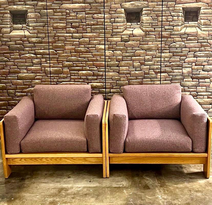 Beautiful pair of Mid-Century Modern Bastiano lounge chairs designed by Tobia Scarpa for Knoll, circa 1970s. These vintage lounge chairs feature a solid wood oak frame with removable cushions that have been professionally reupholstered and are in