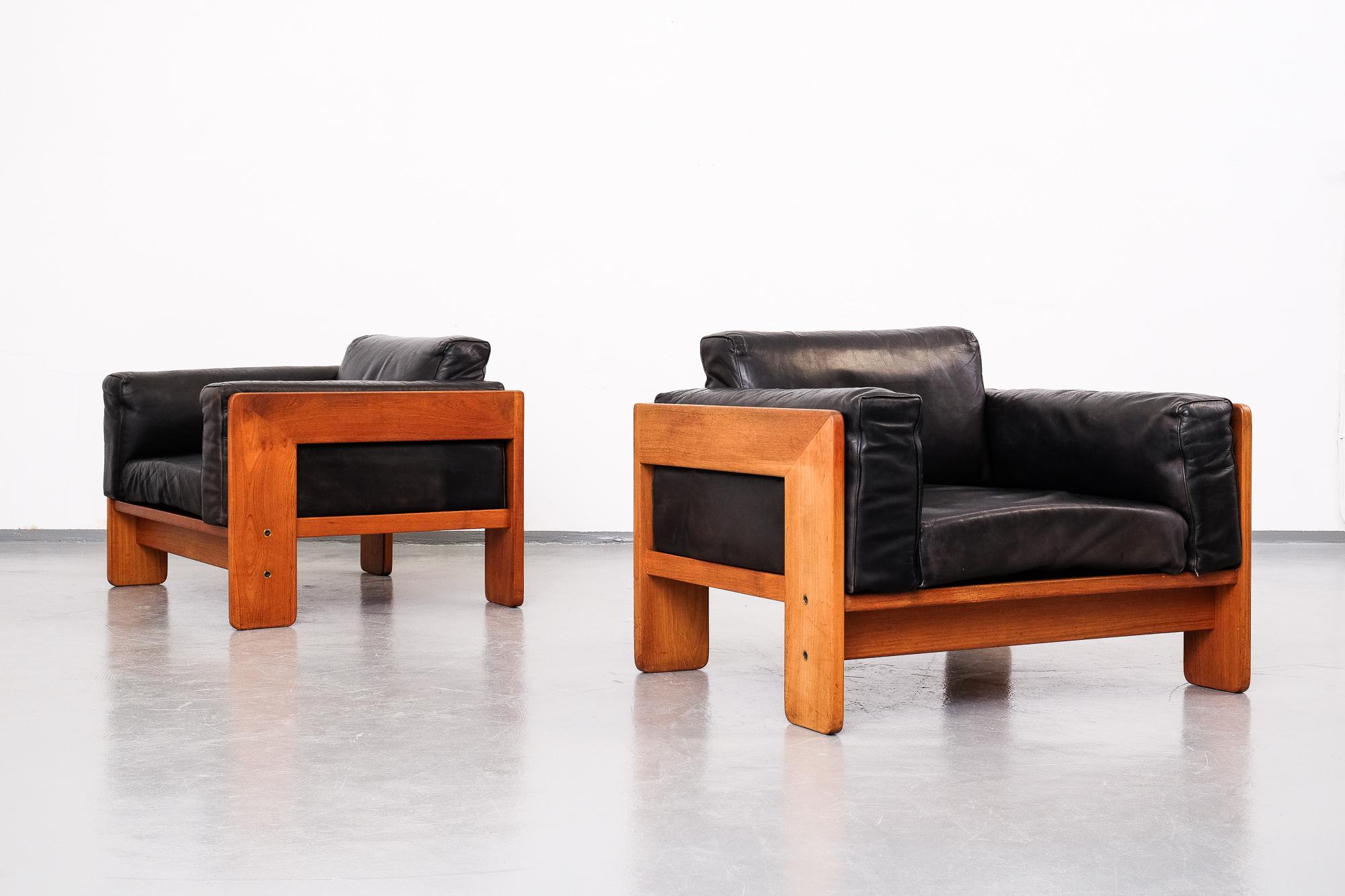 Tobia Scarpa 'Bastiano' Lounge Chairs in Teak and Black Leather In Good Condition In Helsinki, FI