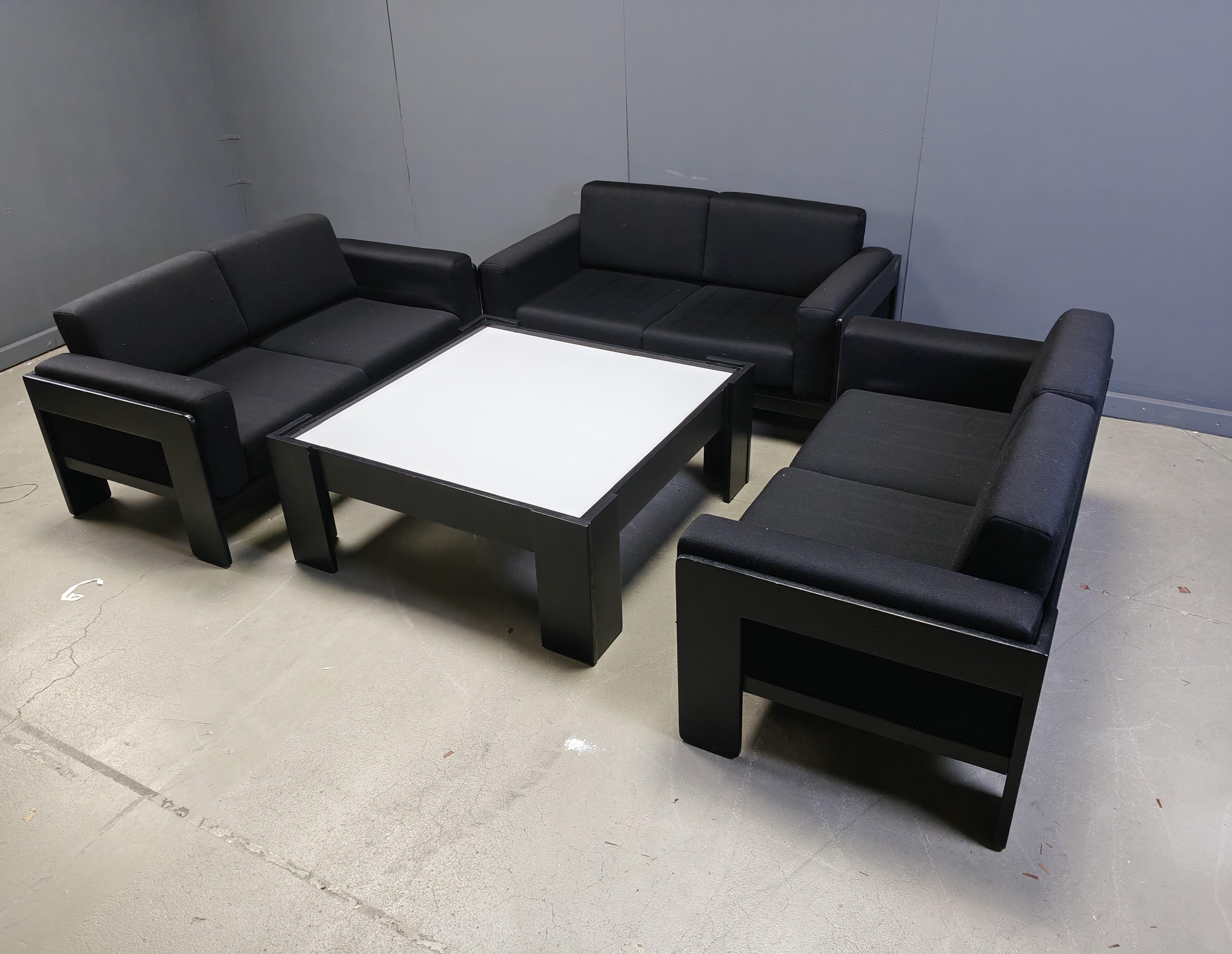 Ensemble de canapés 'bastiano' du milieu du siècle en tissu noir et structure en bois ébonisé, conçu par Tobia Scarpa et produit par Knoll.

Le design date de  1962, celui-ci a été produit à la fin des années soixante-dix.

Années 1970 - Italie

Bon