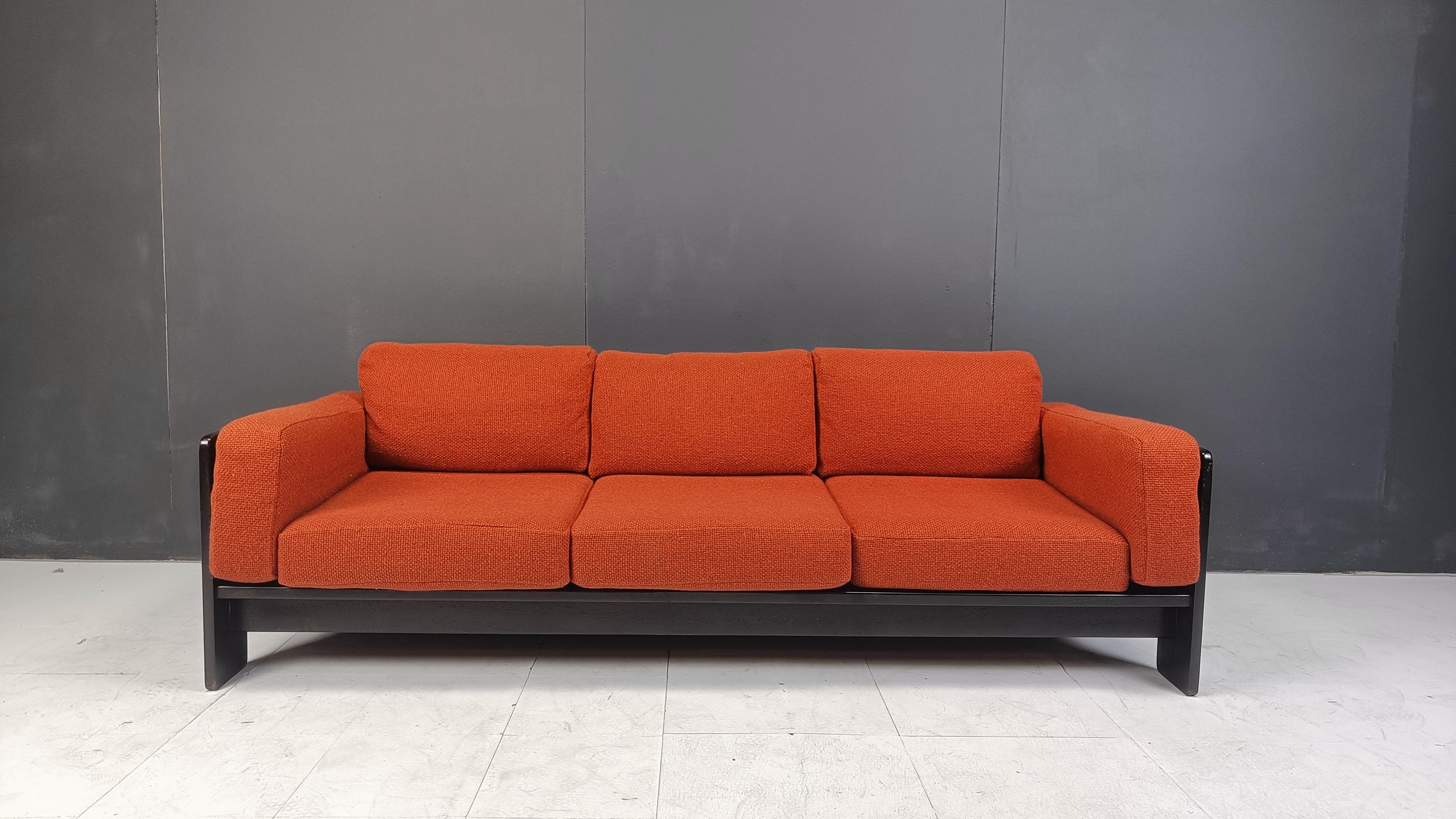 Mid century orange fabric and ebonized wood frame 2 seater 'bastiano' sofa designed by Tobia Scarpa and produced by Knoll.

The design dates from  1962, this one was produced in the late seventies.

1970s - Italy

Good condition

Dimensions
Height: