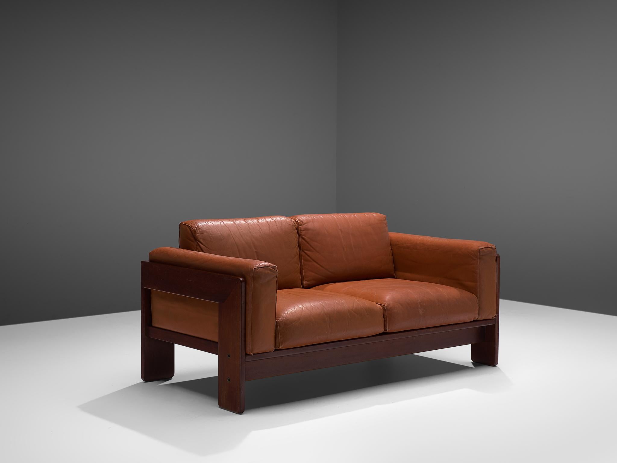 Tobia Scarpa for Knoll, 'Bastiano' settee, leather and walnut, Italy, design 1960, manufactured between 1969-1970s.

Beautiful Bastiano sofa made with a walnut frame and dark cognac leather cushions. Tobia Scarpa designed the Bastiano series for the