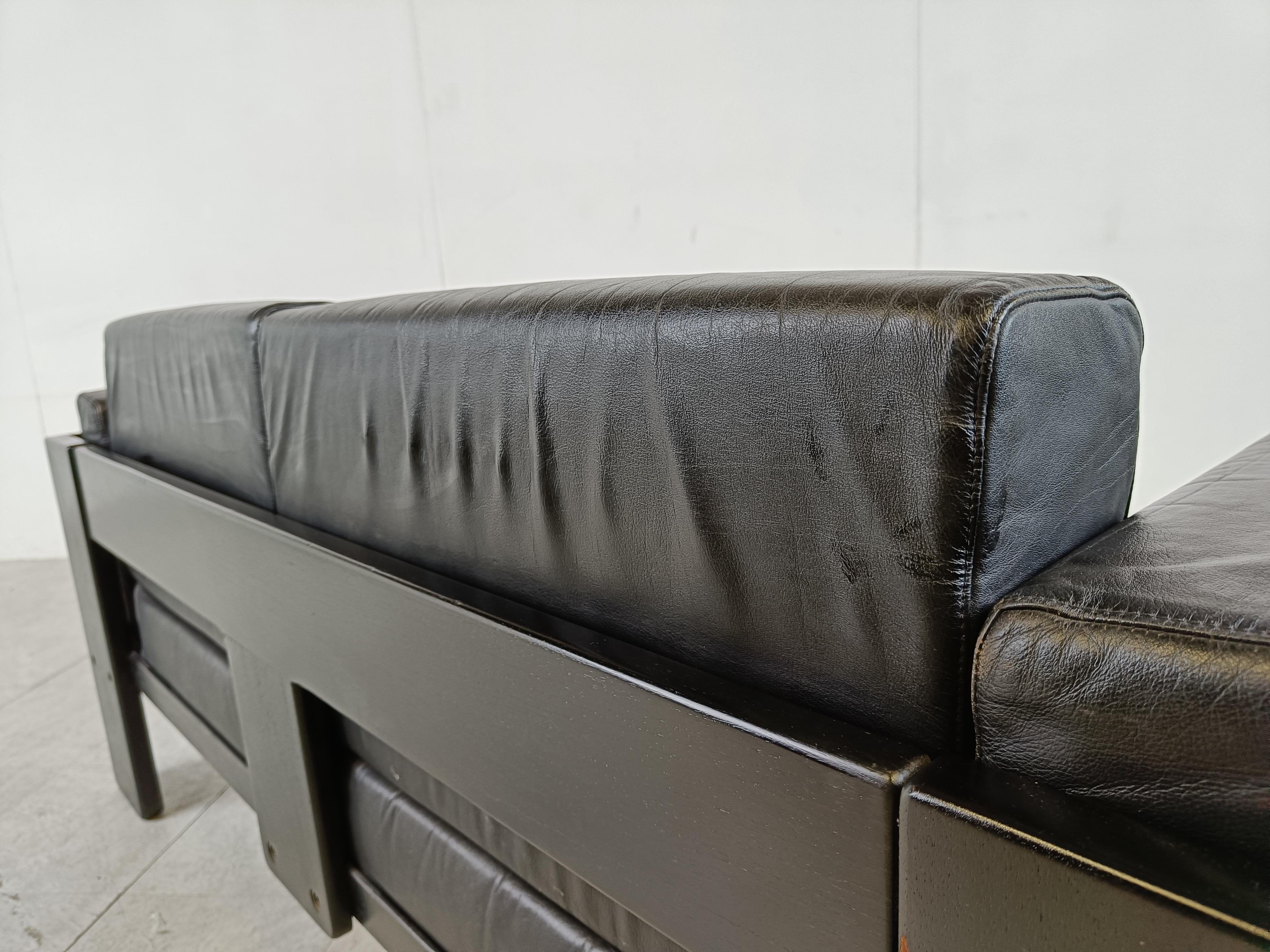 Mid century black leather and ebonized wood frame 2 seater 'bastiano' sofa designed by Tobia Scarpa and produced by Knoll.

The design dates from 1962, this one was produced in the late seventies.

1970s - Italy

Good