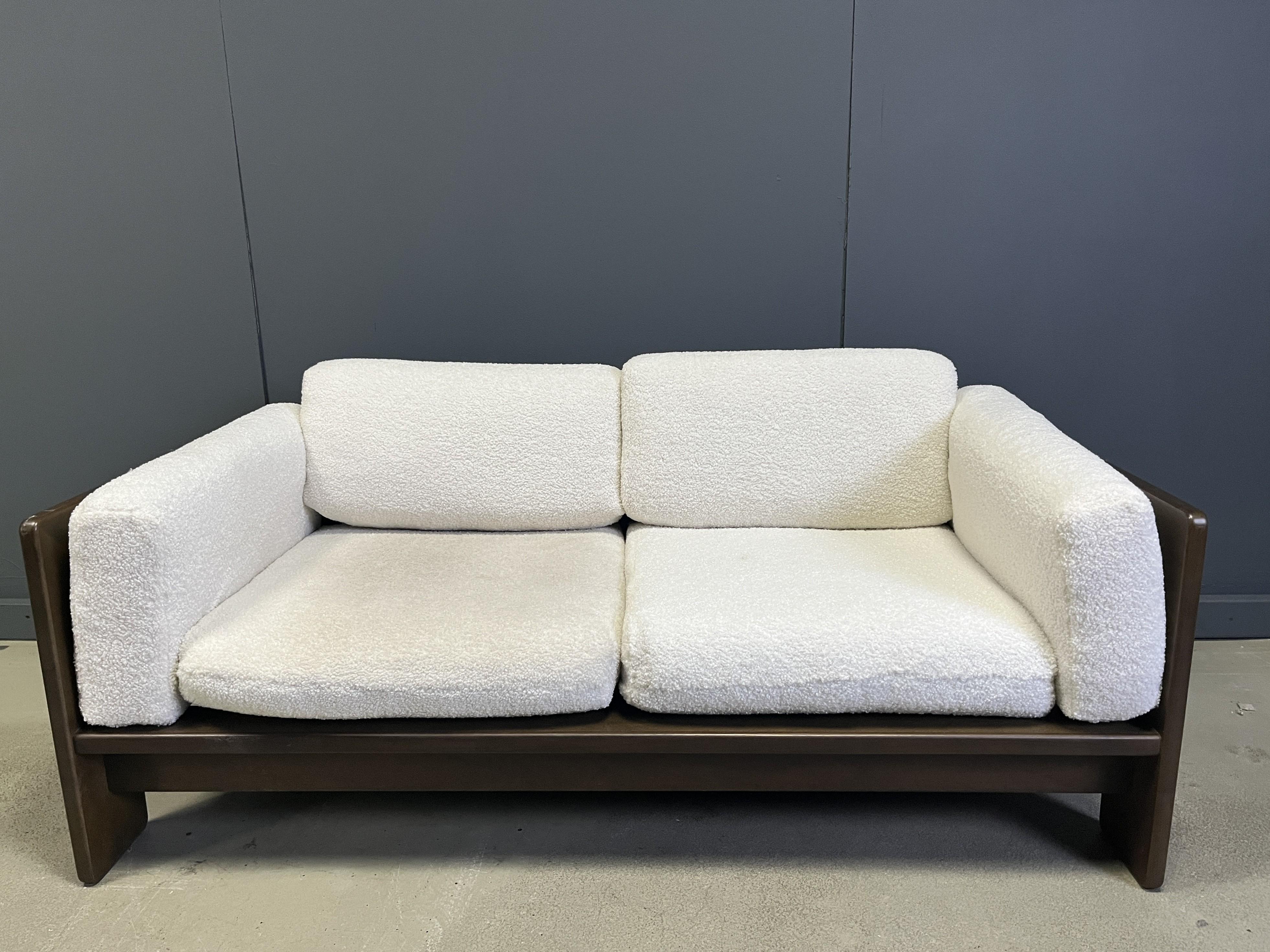 Canapé 2 places 'bastiano' en tissu boucla et bois marron du milieu du siècle dernier, tapissé à nouveau, conçu par Tobia Scarpa et produit par Knoll.

Le design date de  1962, celui-ci a été produit à la fin des années soixante-dix.

Le Label a