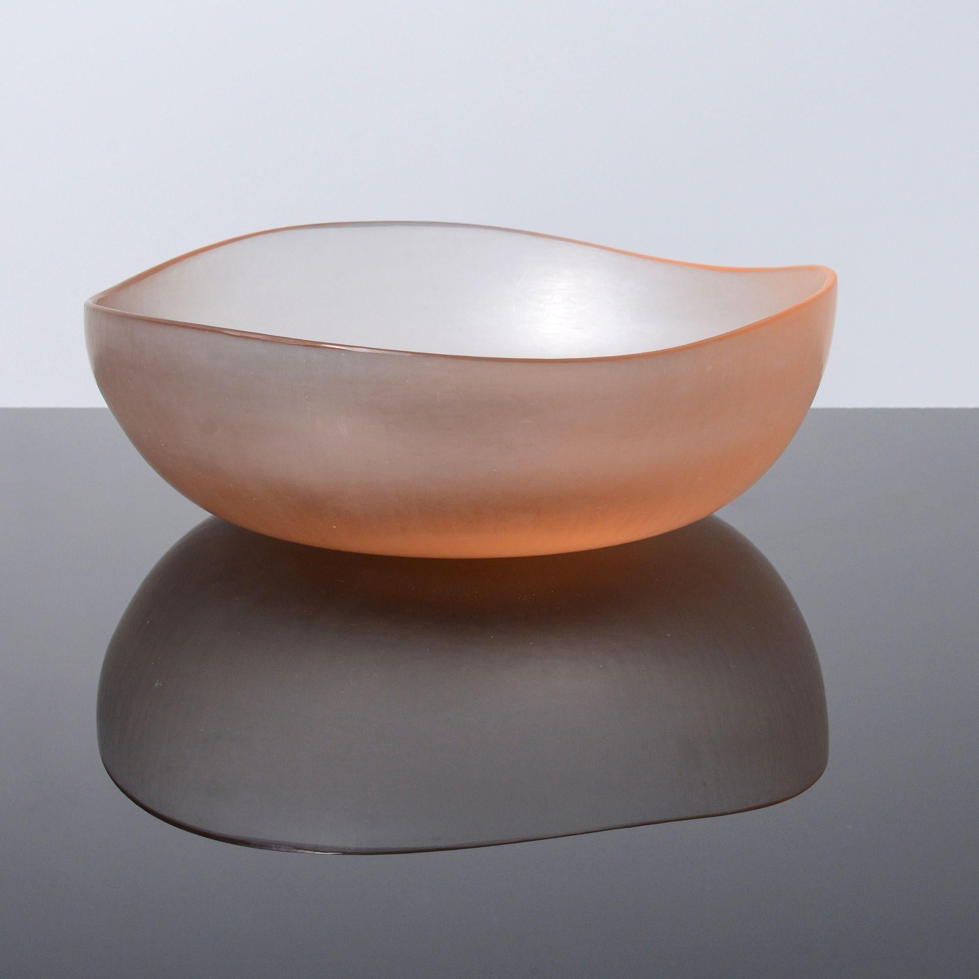 Artistics/Designer ; Fabricant : Tobia Scarpa (Italien, né en 1935) ; Venini (Italie)
Marquage(s) ; notes : incisé Venini Italia, marquage(s)
Matériaux : verre
Dimensions (H, L, P) : 3 