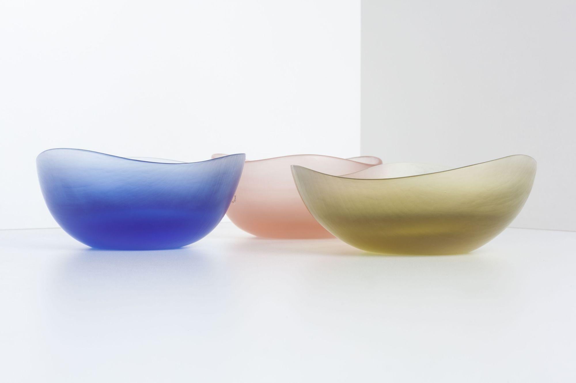 Ciotole Tobia Scarpa Battuto, Set di tre, Venini, Italia, Vetro intagliato a rotelle
1962-97 Blu e rosa firmato sotto Venini, Giallo non firmato
letteratura: Il Vetro di Murano Alle Biennali 1895-1972, Barovier, Barovier Mentasti, e Dorigato, pag.