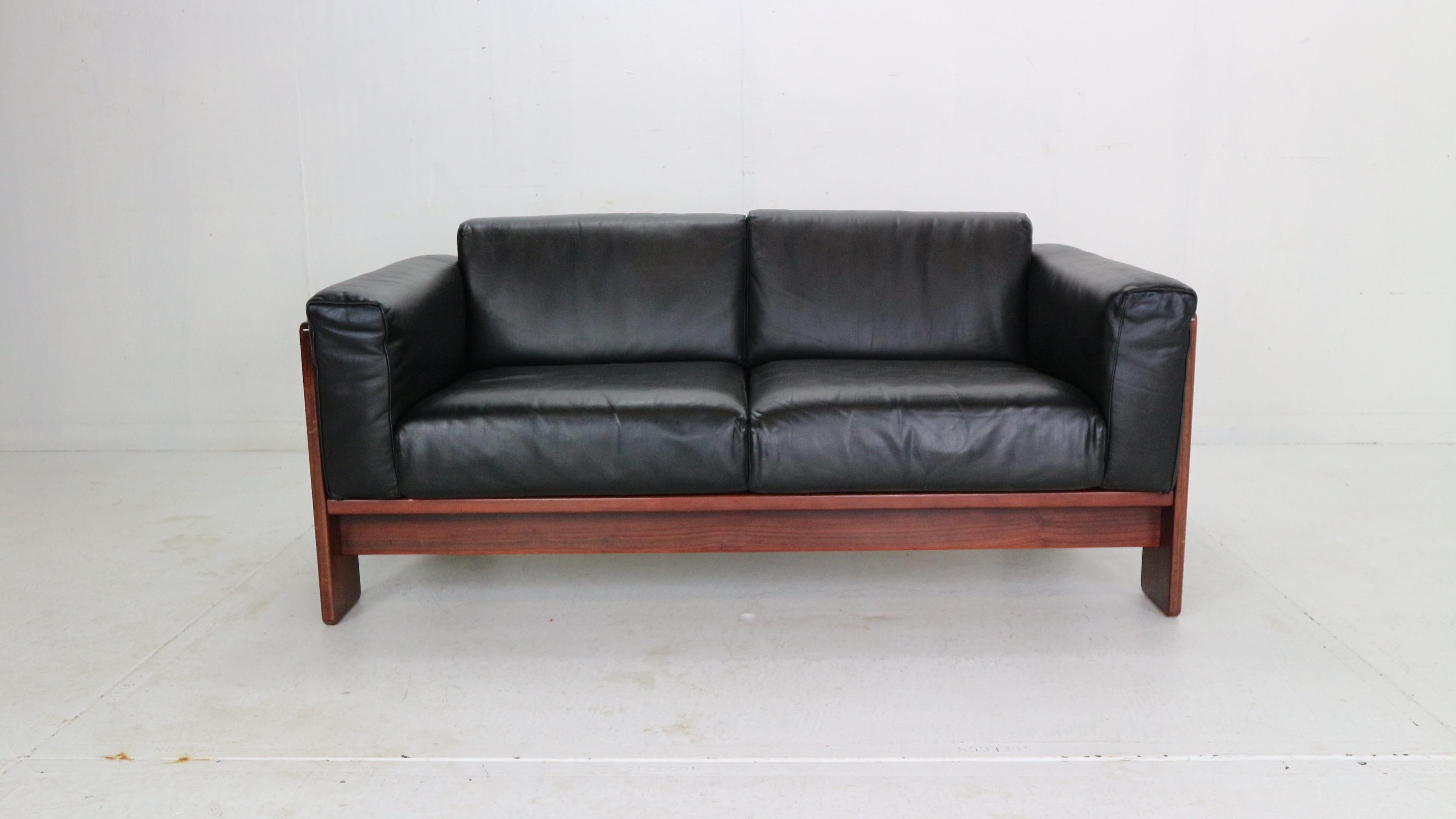 Two-seater sofa was produced by Knool in 1960s and designed by Tobia Scarpa.
Mid-Century Modern period Italian design item.
Tobia Scarpa designed the Bastiano series for the experimental design laboratory of Gavina in 1960. About the result Gavina