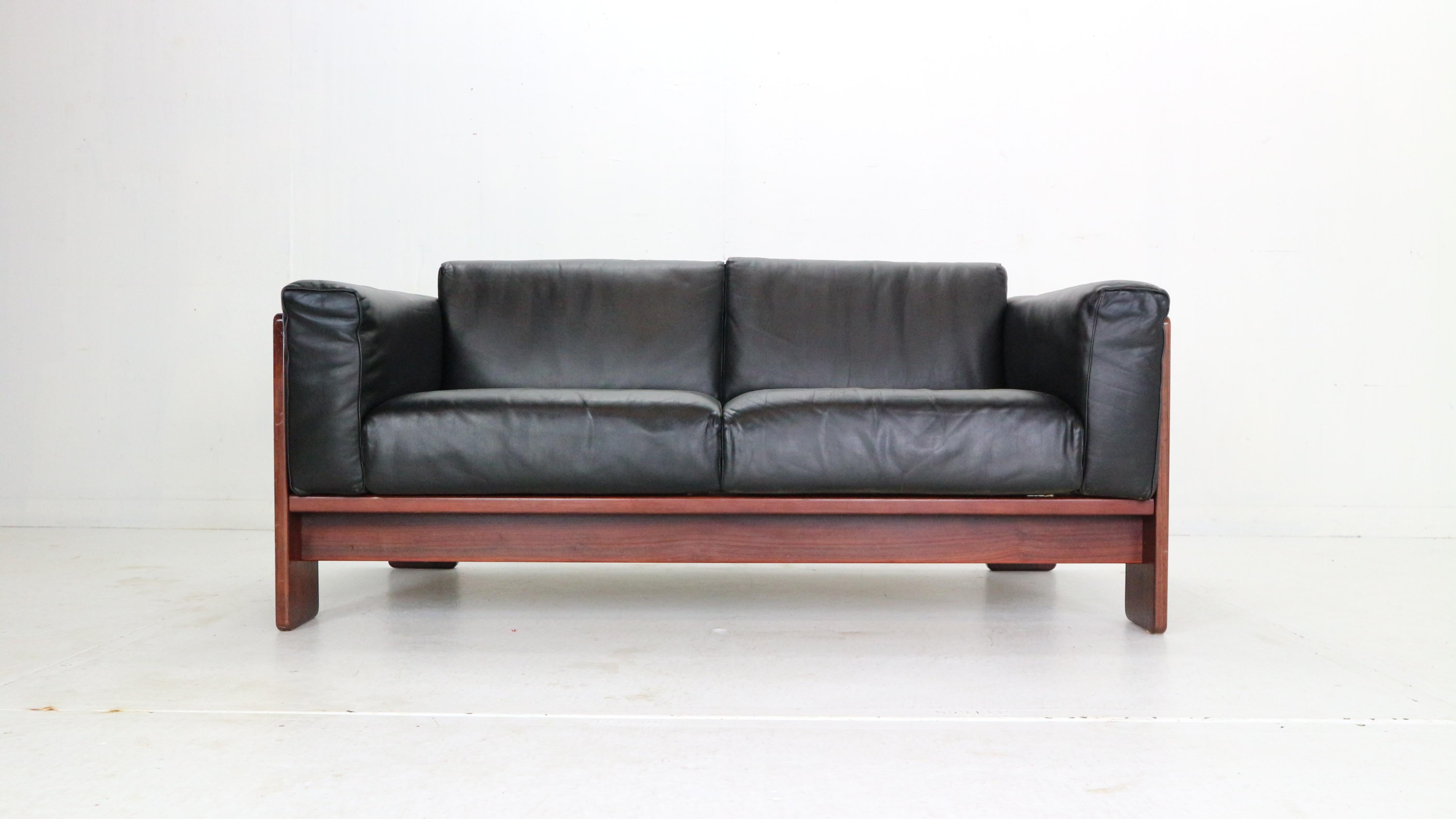 Two-seater sofa was produced by Knool in 1960s and designed by Tobia Scarpa.
Mid-Century Modern period Italian design item.
Tobia Scarpa designed the Bastiano series for the experimental design laboratory of Gavina in 1960. About the result Gavina