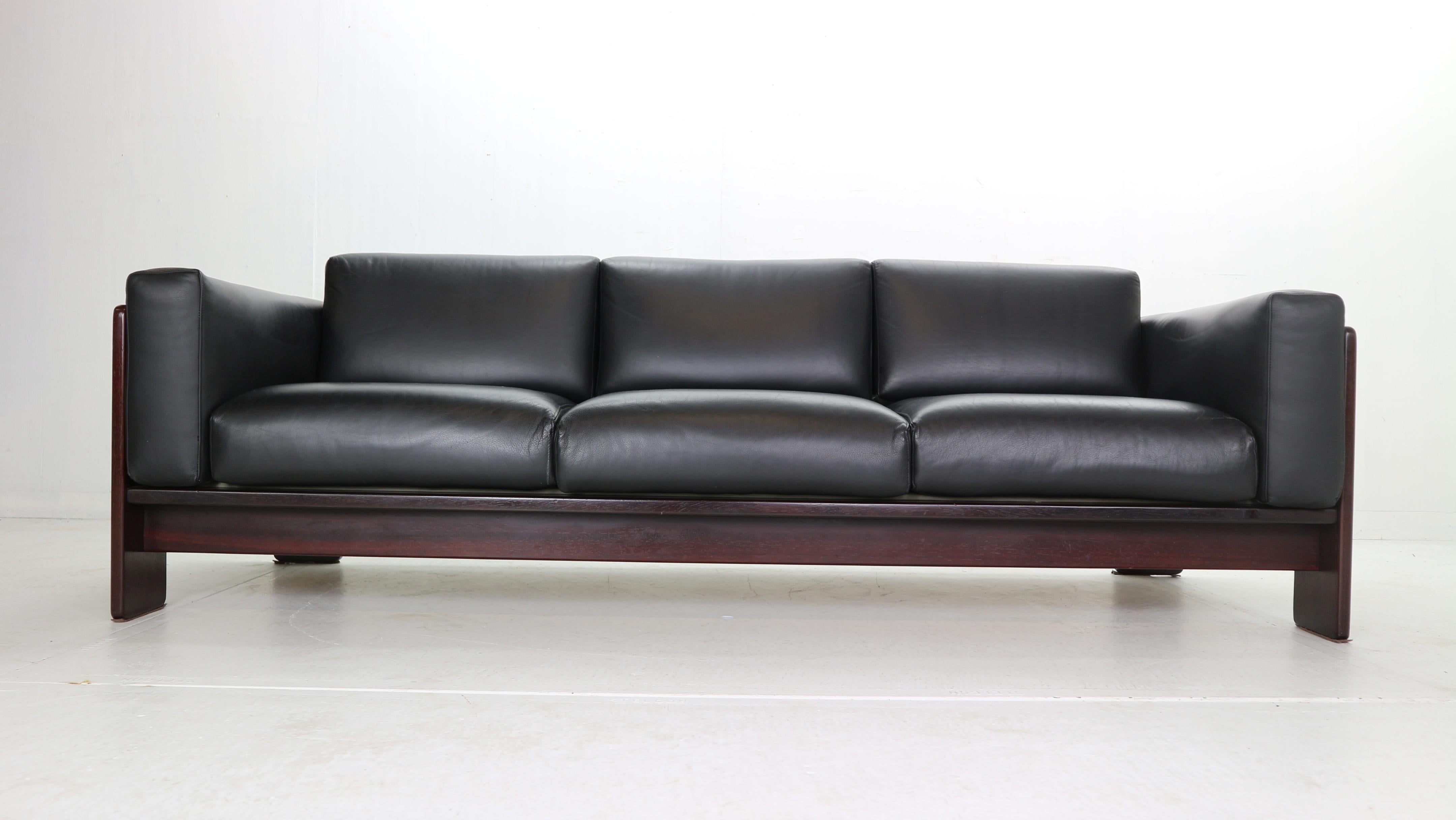 Three-seat sofa was produced by Knool in 1960s and designed by Tobia Scarpa.
Mid-Century Modern period Italian design item.
Tobia Scarpa designed the Bastiano series for the experimental design laboratory of Gavina in 1960. About the result Gavina