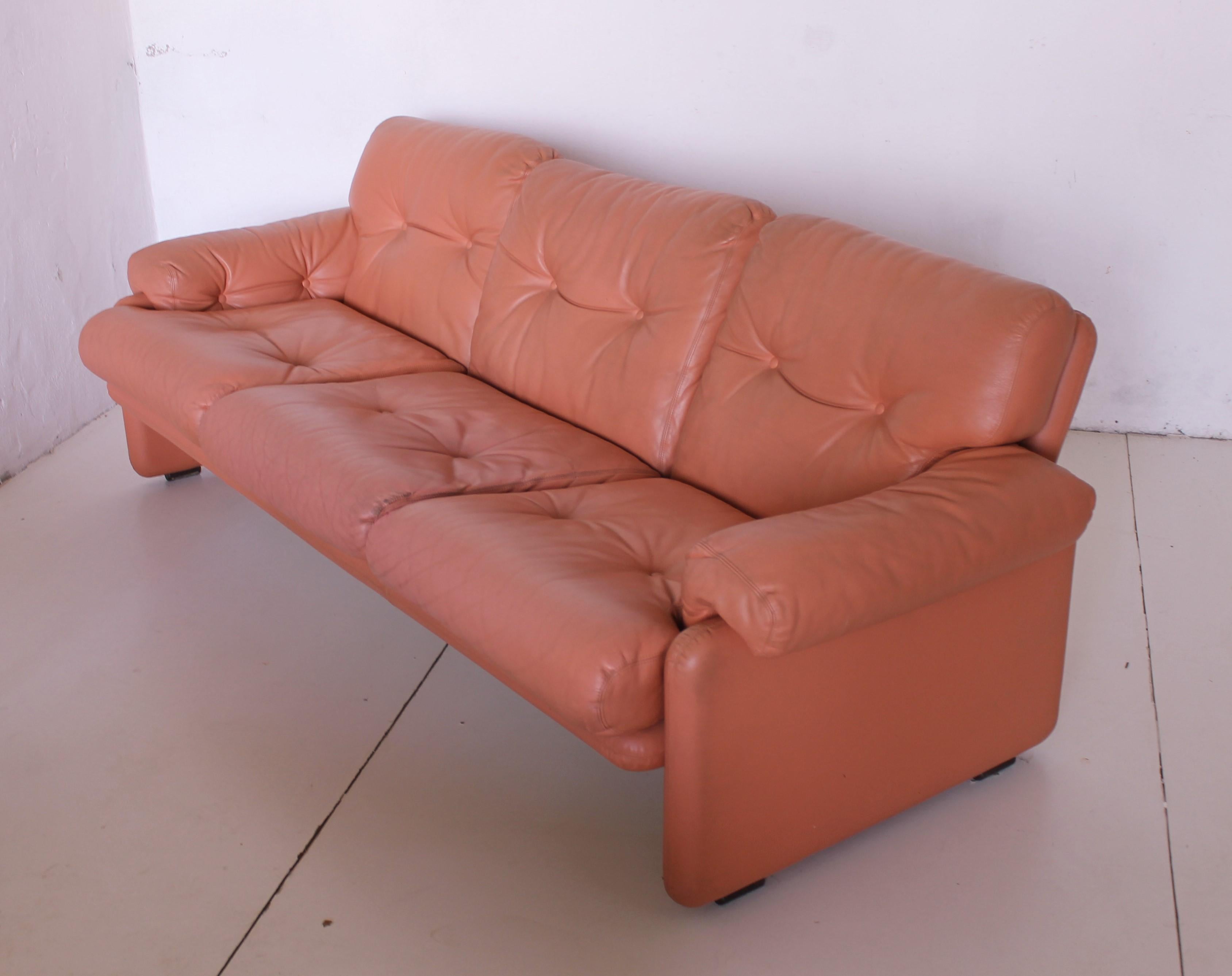 Dreisitziges Sofa Coronado, entworfen von Tobia Scarpa für B&B Italia. Das Projekt stammt aus dem Jahr 1966. Lachsrosa Leder, guter Zustand.
 