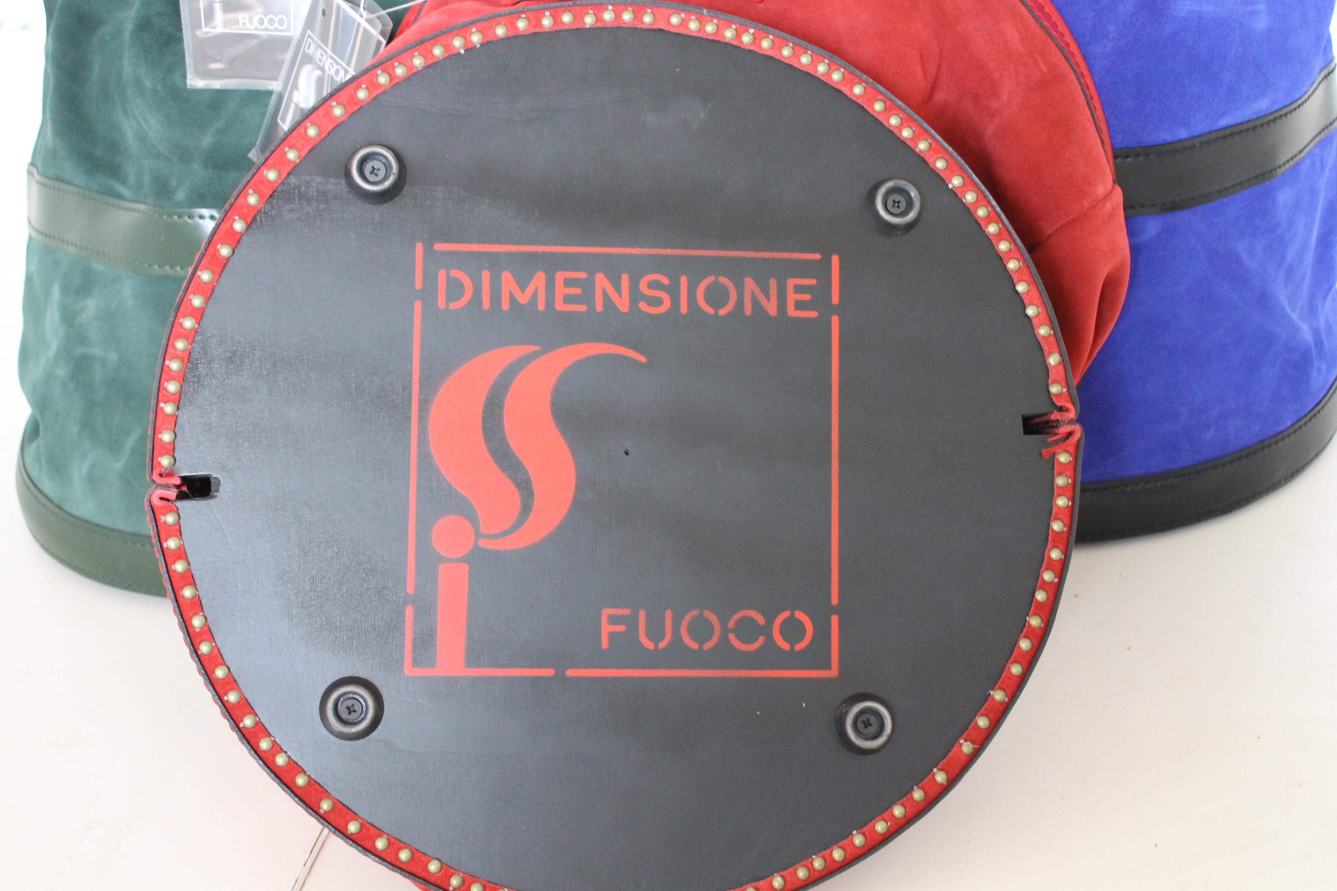 Dimensione Fuoco porte-bois en cuir conçu par Tobia Scarpa, Italie, 2005.

Ces chefs-d'œuvre minimalistes, qui allient tradition, fonctionnalité et artisanat brillant, sont indispensables à toute cheminée.

Cuir rouge, vert et bleu de première