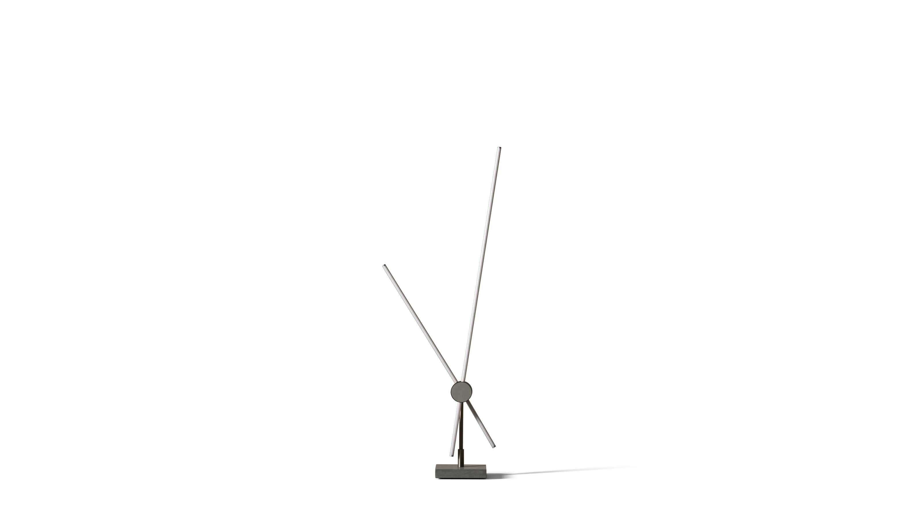 Tobia Scarpa Table Eitie Pour Cassina

Une lampe de table conçue par Tobia Scarpa, qui prend la forme d'une structure apparemment simple dotée d'une technologie sophistiquée et innovante.

La lampe est composée de deux lignes lumineuses qui peuvent