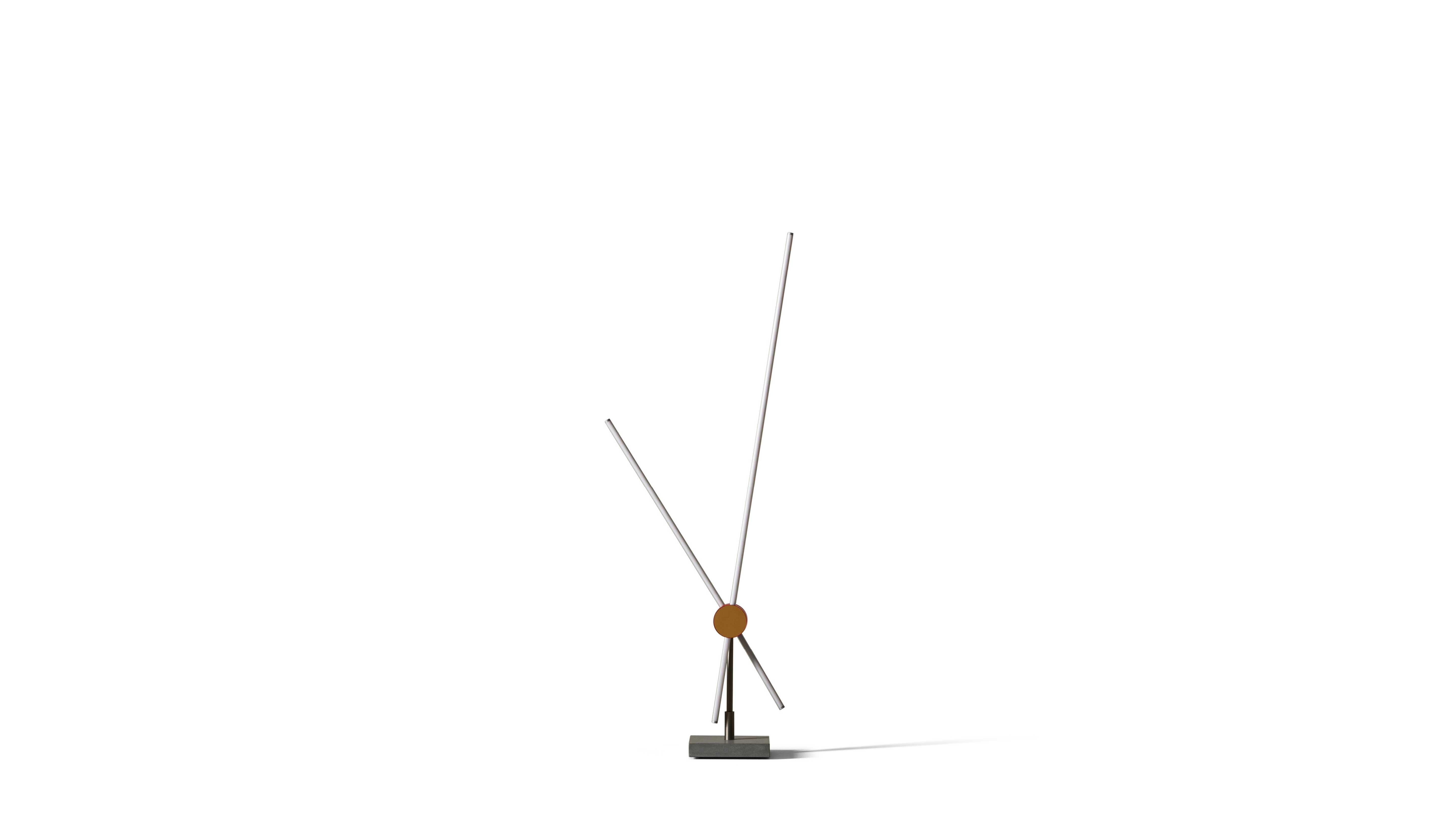 Tobia Scarpa Table Eitie Pour Cassina

Une lampe de table conçue par Tobia Scarpa, qui prend la forme d'une structure apparemment simple dotée d'une technologie sophistiquée et innovante.

La lampe est composée de deux lignes lumineuses qui peuvent
