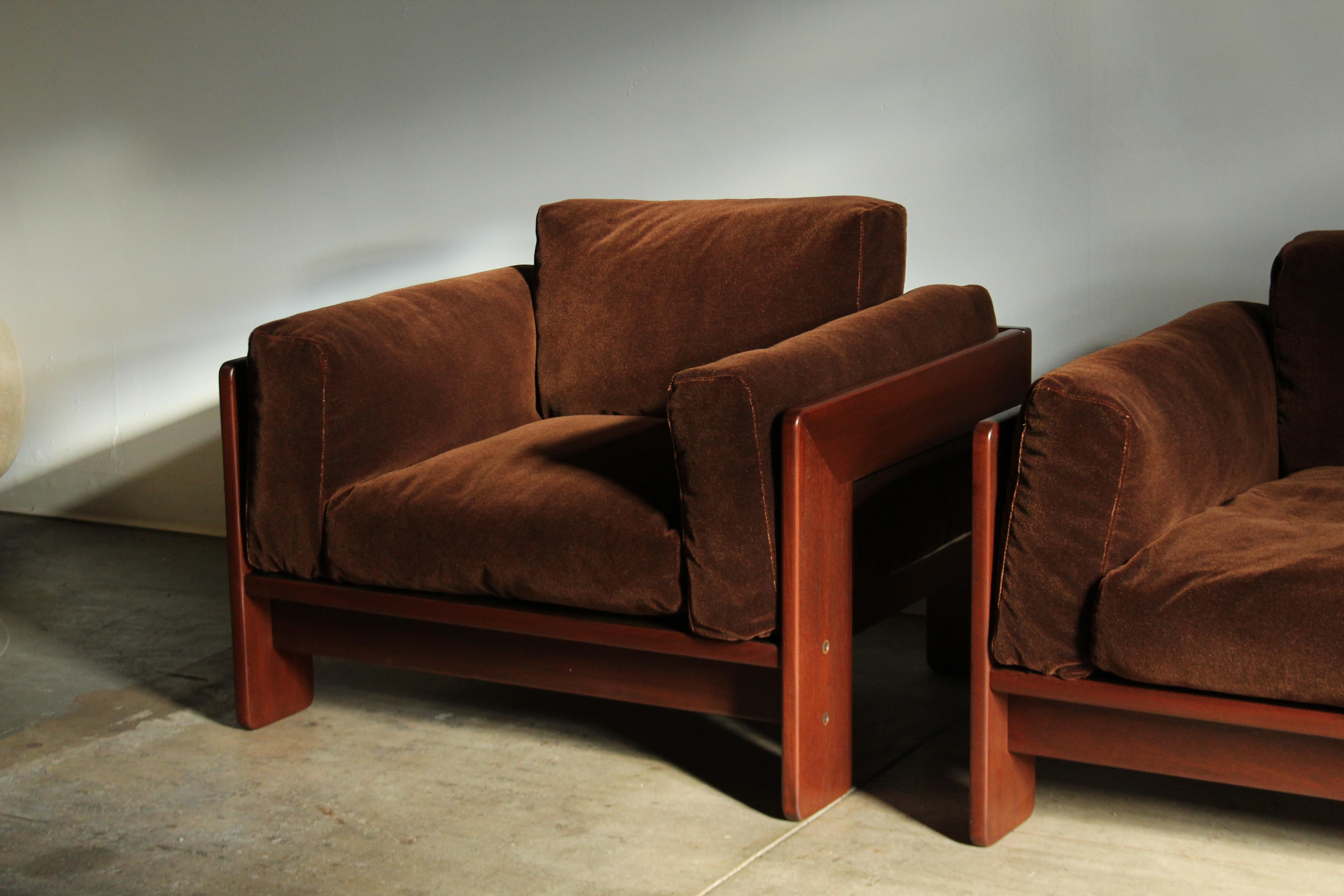 Tobia Scarpa for Gavina 'Bastiano' Lounge Chairs in Brown Mohair In Good Condition In Coronado, CA