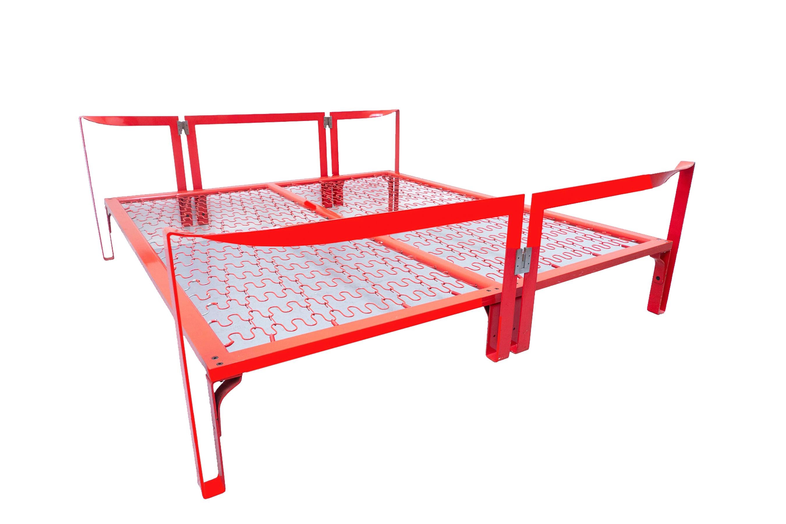 Vanessa double bed in curved red lacquered metal designer Tobia Scarpa for Gavina
Tobia Scarpa worked for much of his career alongside his wife Afra Bianchin (Montebelluna, March 28, 1937 - Trevignano, July 30, 2011). Their work can be found in many