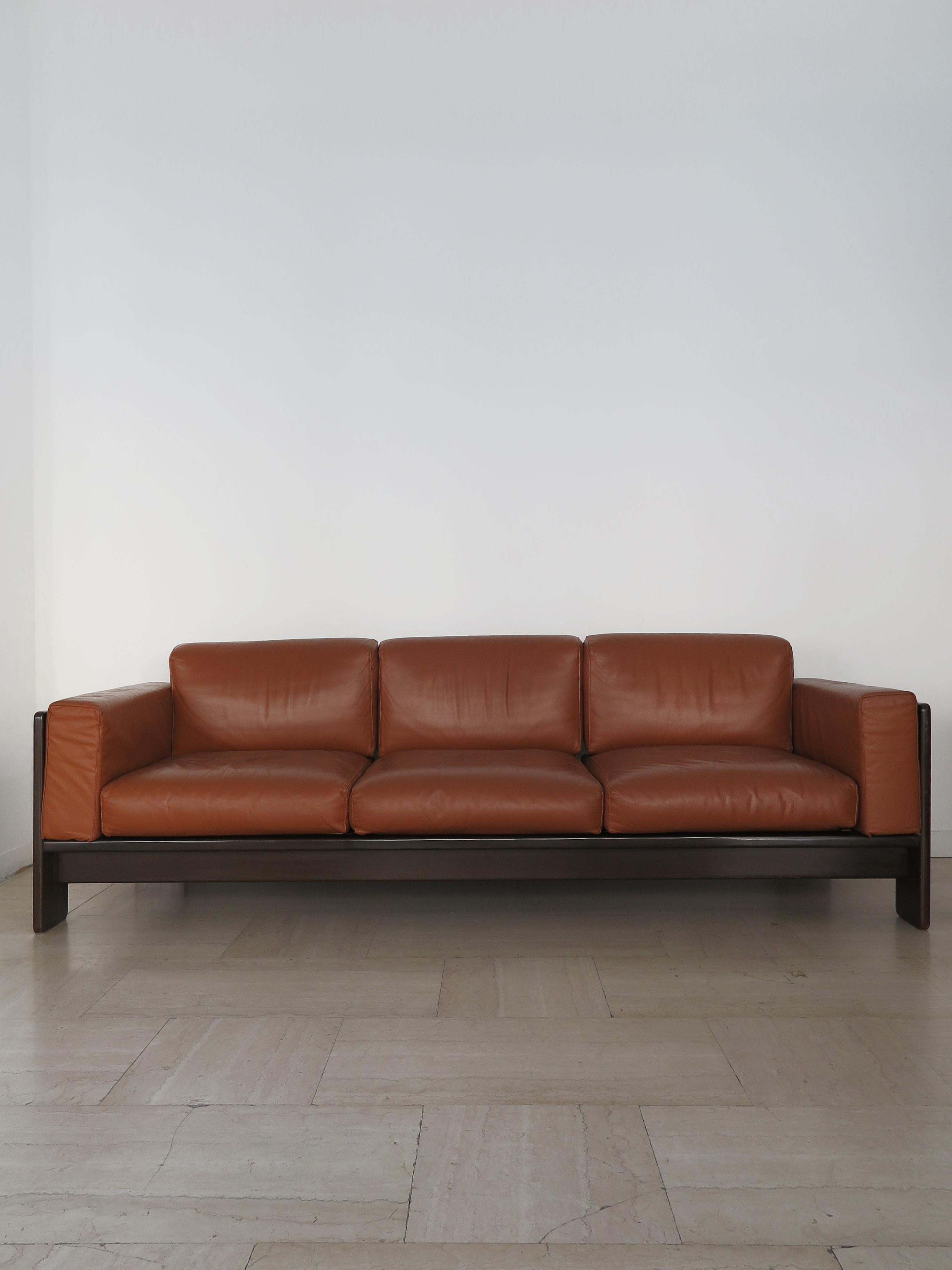 Italian midcentury modern design Bastiano model sofa designed by Tobia Scarpa and produced initially by Gavina and then later by Knoll International, with solid wood frame on which the original leather cushions rest, production 1980s