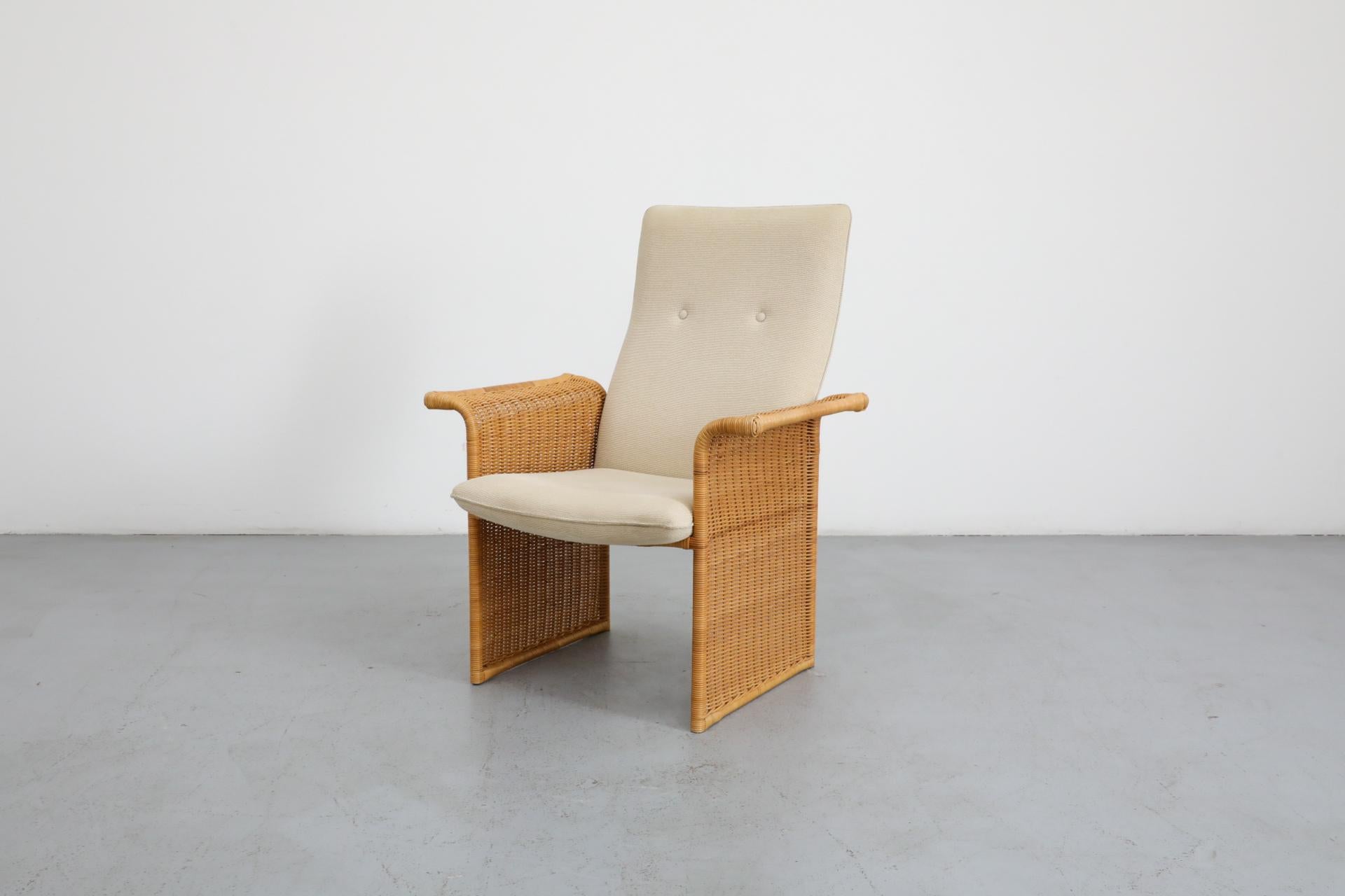 Chaise longue en rotin à haut dossier inspirée de Tobia Scarpa, avec assise rembourrée crème originale et structure en rotin tressé. Cette chaise au design unique incorpore des pieds enveloppés de rotin avec des accoudoirs incurvés. En état original