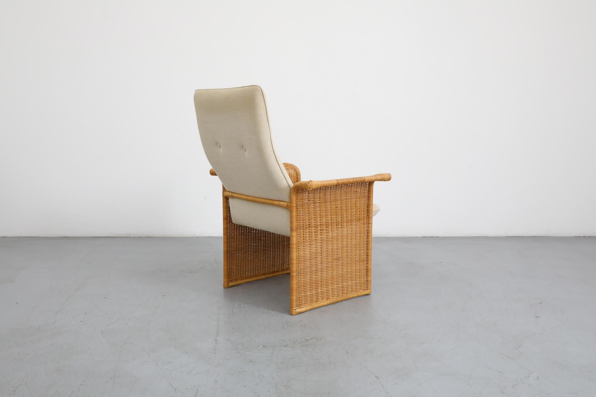 20ième siècle Chaise longue en rotin inspirée de Tobia Scarpa avec revêtement crème en vente