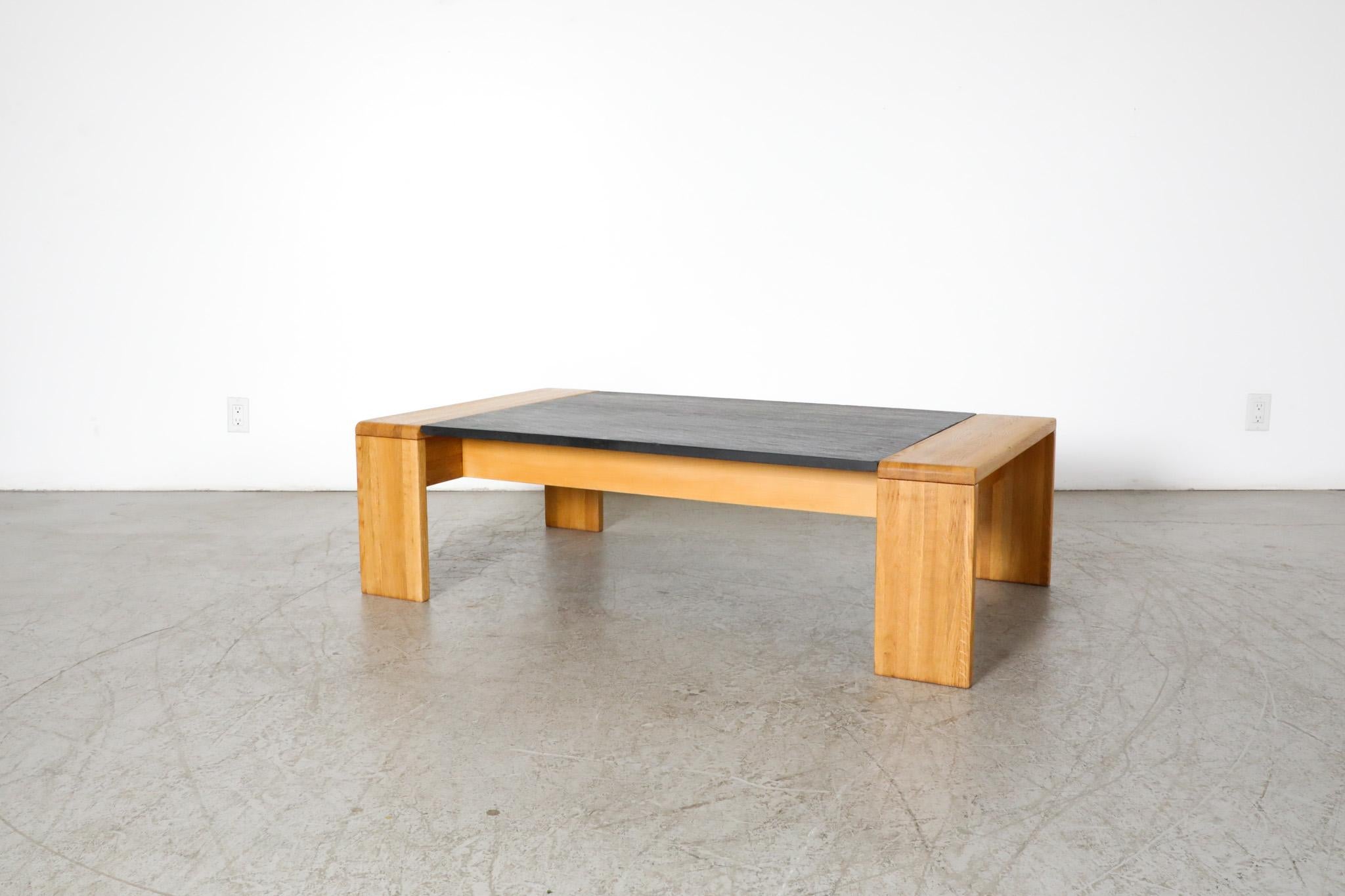Néerlandais Table basse et table d'appoint inspirée de Tobia Scarpa en teck et pierre par Leolux