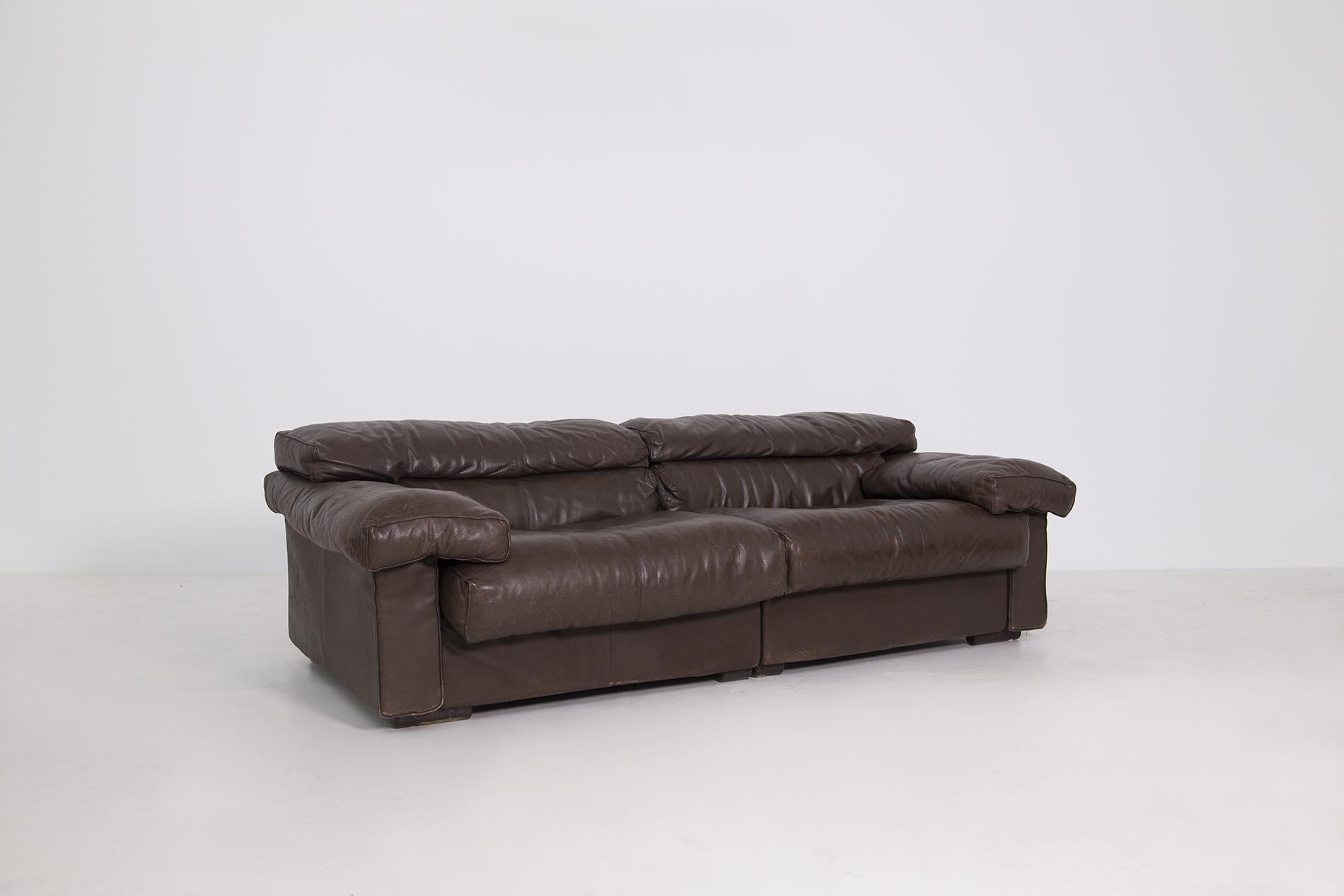 Tobia Scarpa modern sofa model Erasmo of 1973 designed by Tobia Scarpa for the Italian manufacture B&B Italia. The sofa is a two-seater. The structure is in heavy wood in two parts, each on 2 brown plastic skids, connected to the center by loose