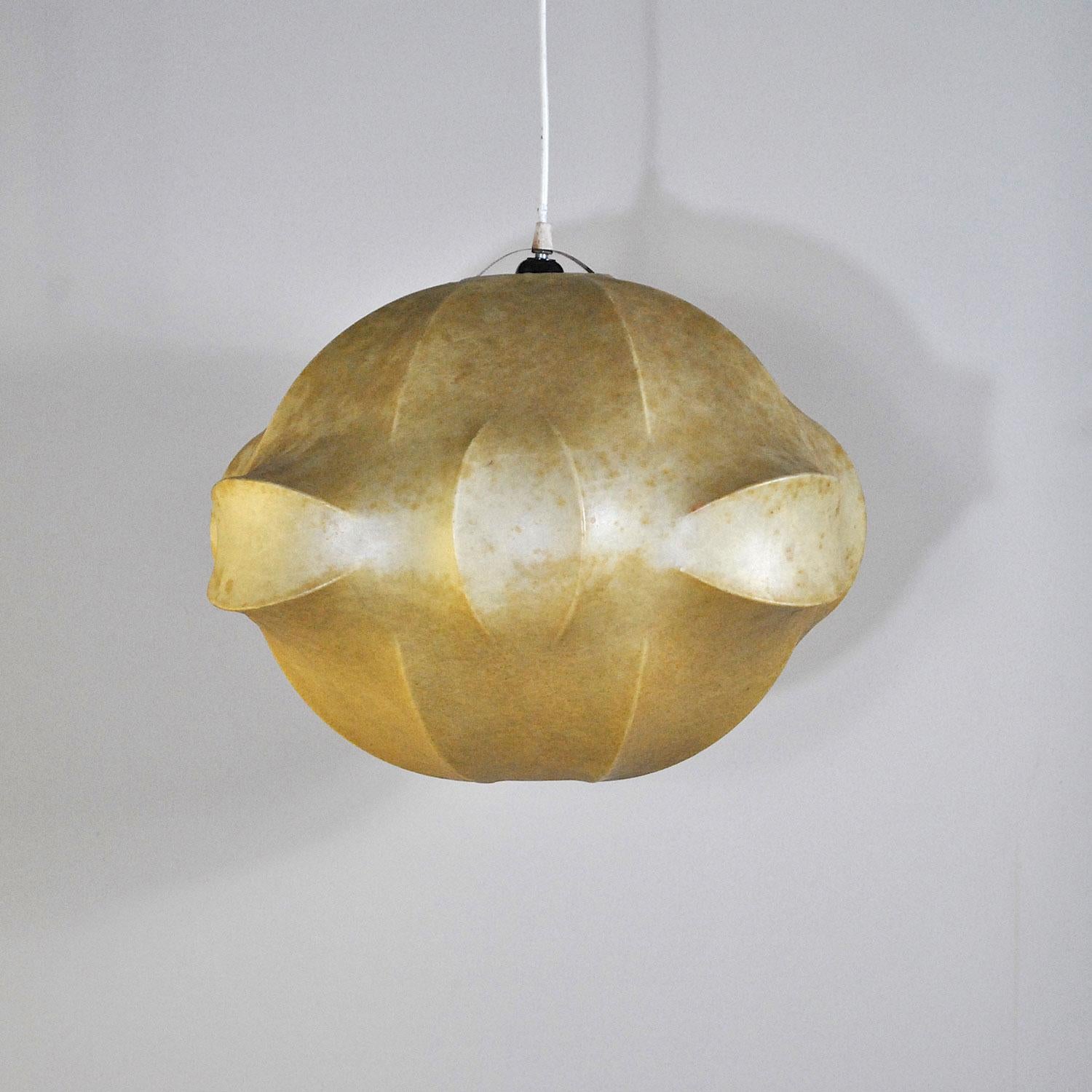 Particular chandelier designed by Tobia Scarpa for Flos in 1962, cocoon model, metal structure and resin diffuser.