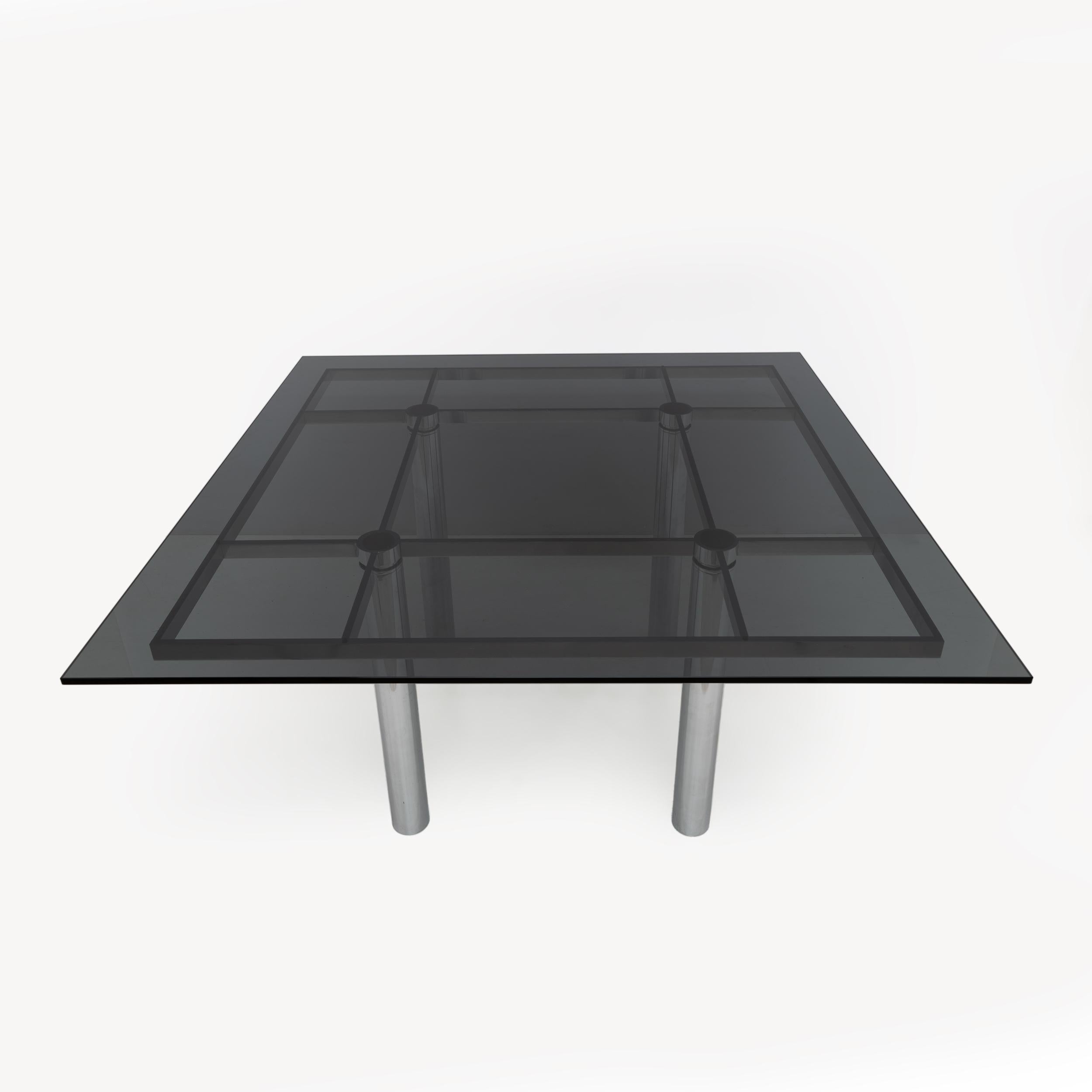 Table de salle à manger du milieu du siècle en acier et verre fumé par Tobia Scarpa pour Gavina.
Il fait partie de la ligne 