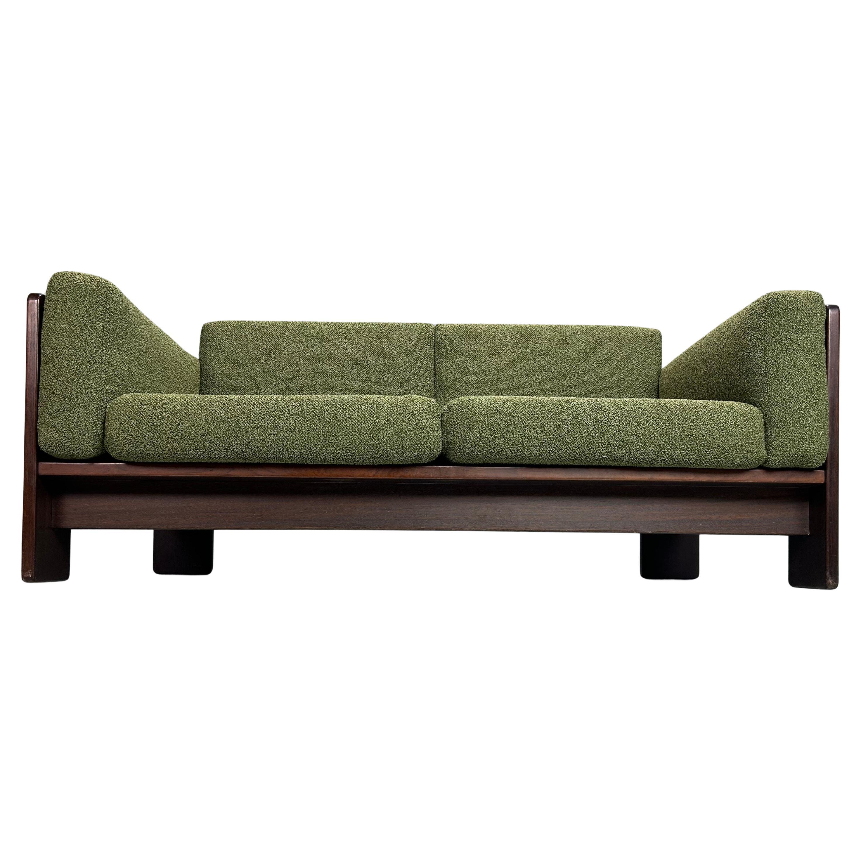 Il divano a due posti è stato prodotto da Knool negli anni '60 e disegnato da Tobia Scarpa.
Oggetto di design italiano del periodo Mid-Century Modern.
Tobia Scarpa progettò la serie Bastiano per il laboratorio sperimentale di design di Gavina nel